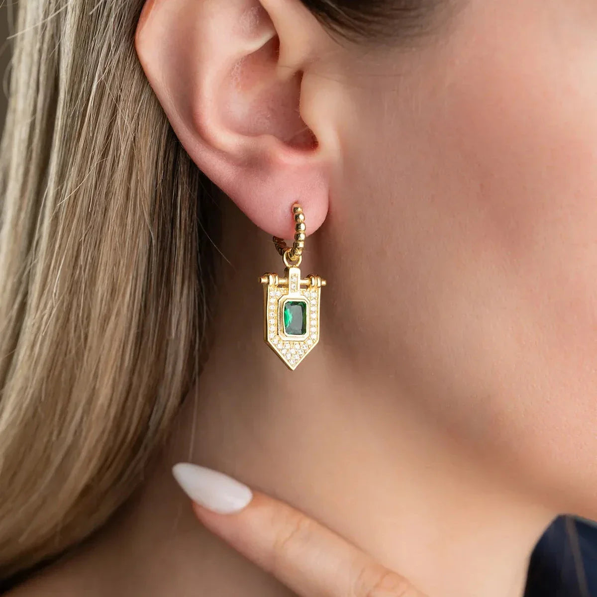 Örhänge med smaragdgrön sten | 925 silver