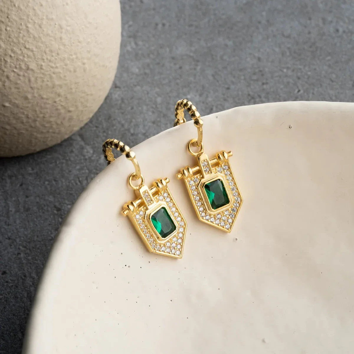 Örhänge med smaragdgrön sten | 925 silver