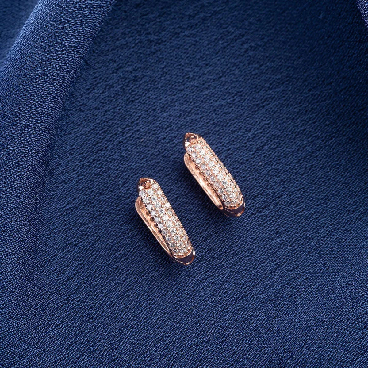 U | ÖRONHÄNGAR I ZIRKONSTÅL | 925 SILVER