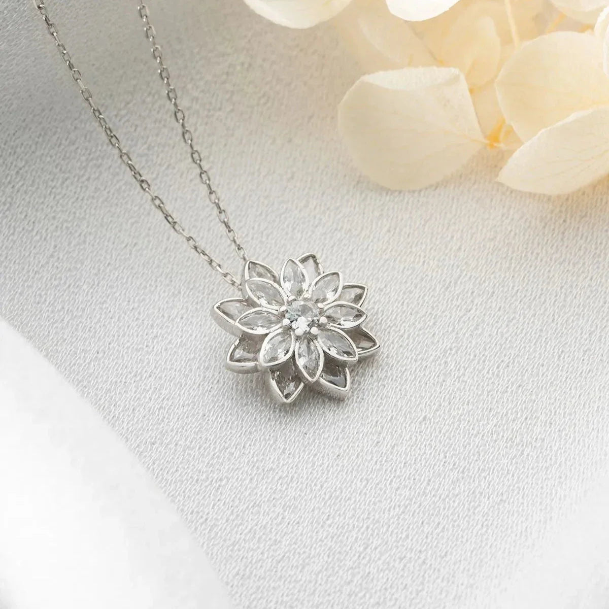 VITT LOTUSBLOMMA KRAGE | 925 SILVER