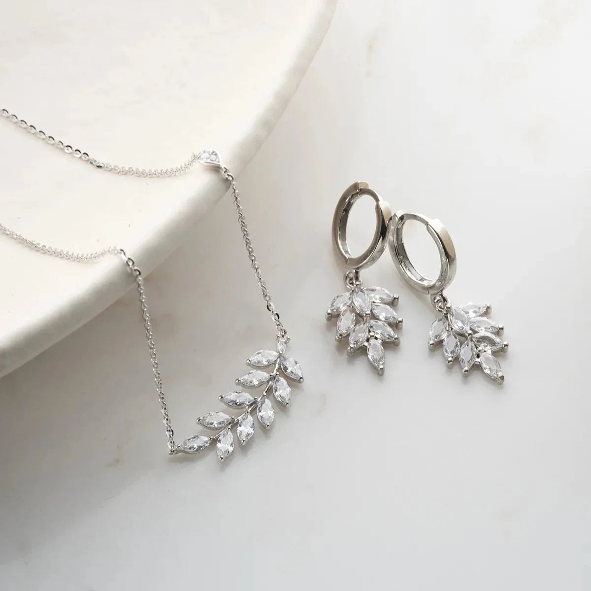 STENBLAD HALSBANDSET MED ÖRONHÄNGNING | 925 SILVER