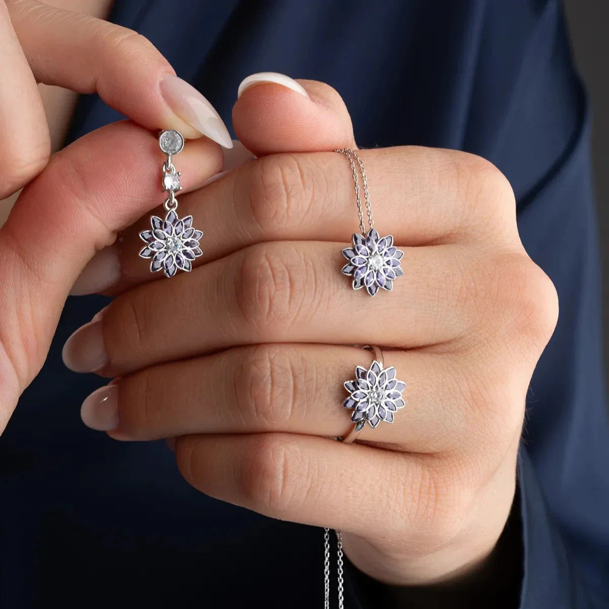 LILA GRANDSON STEN LOTUS HALSHALSE MED ÖRONHÄNGNING | 925 SILVER