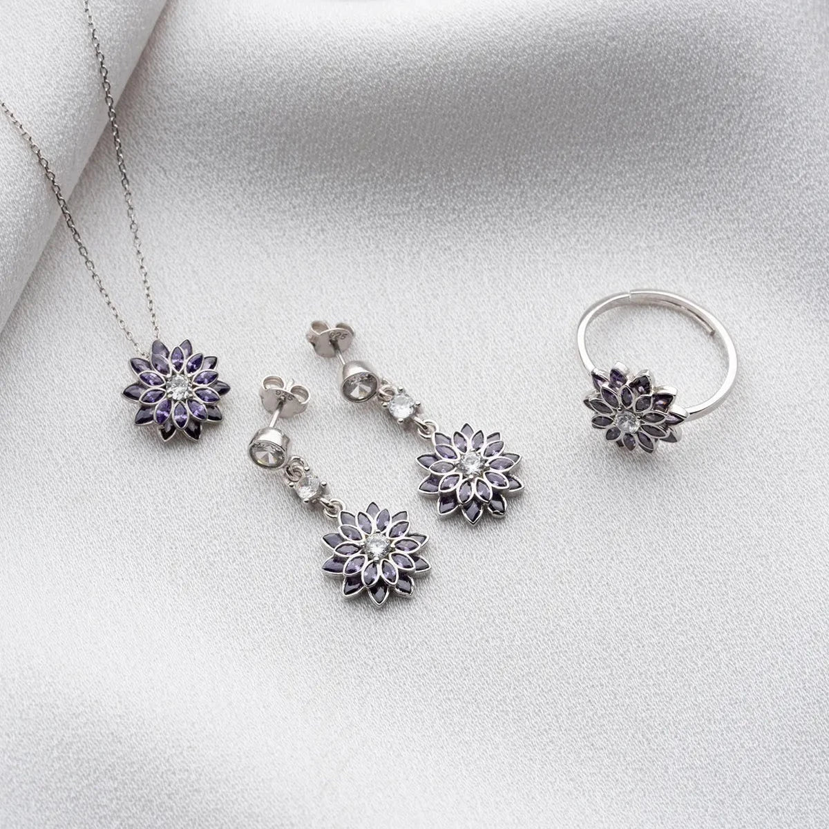 LILA GRANDSON STEN LOTUS HALSHALSE MED ÖRONHÄNGNING | 925 SILVER