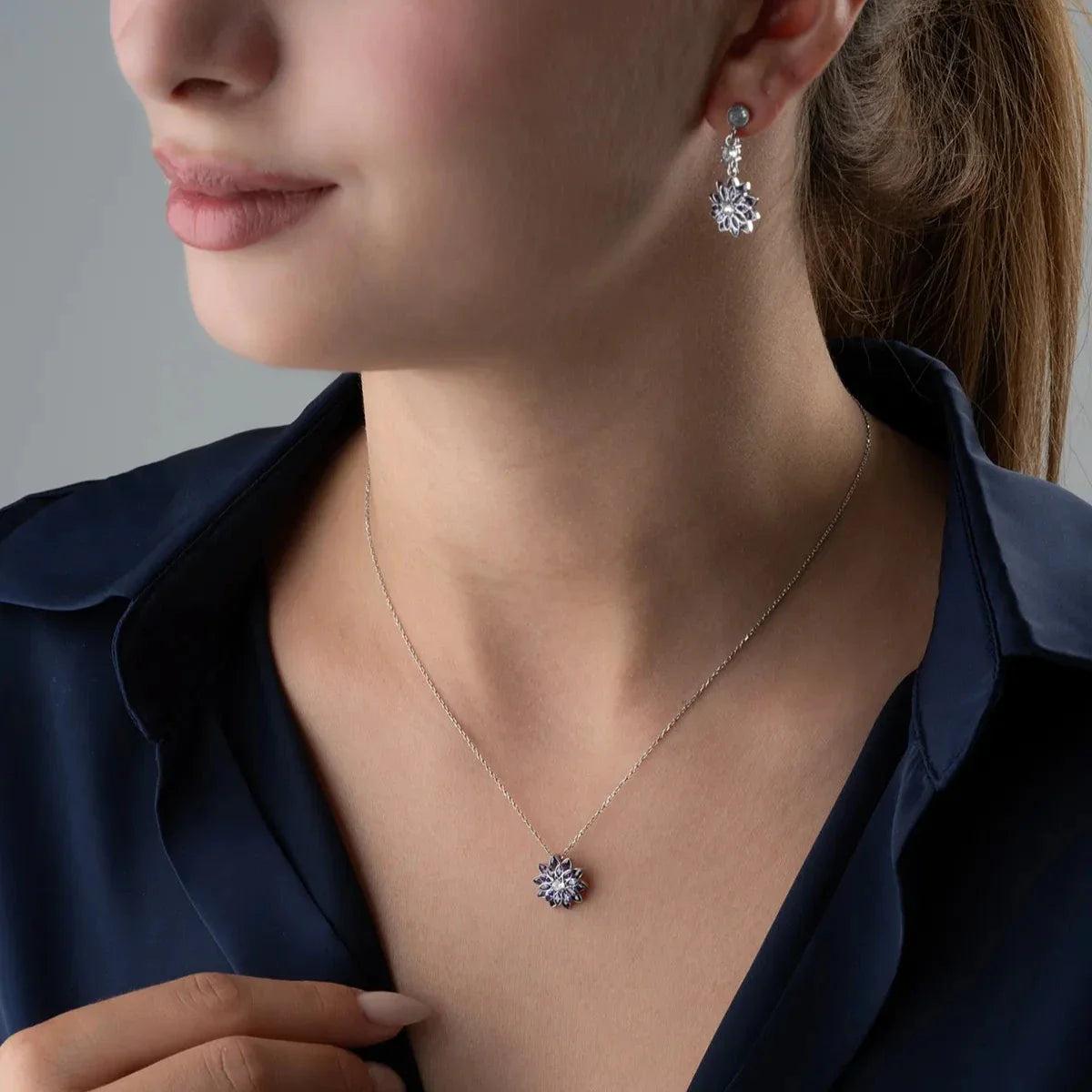 LILA GRANDSON STEN LOTUS HALSHALSE MED ÖRONHÄNGNING | 925 SILVER