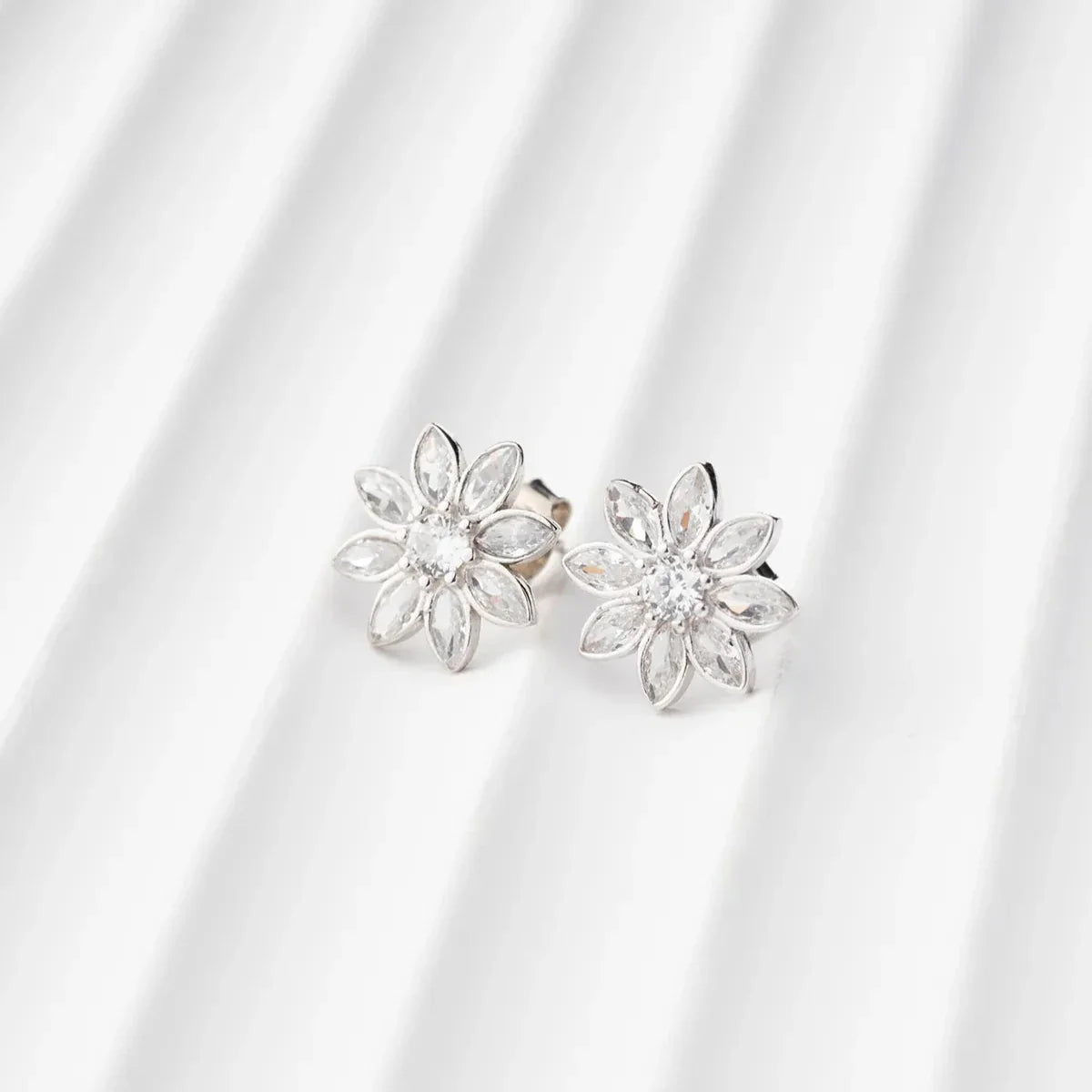 LOTUS BLOMMA ÖGONHÄNGNING | 925 SILVER