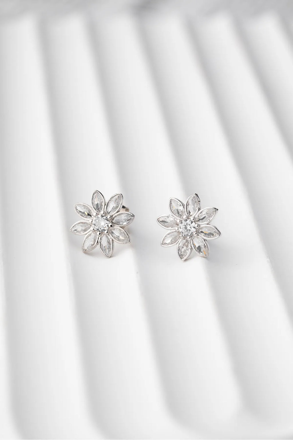 LOTUS BLOMMA ÖGONHÄNGNING | 925 SILVER