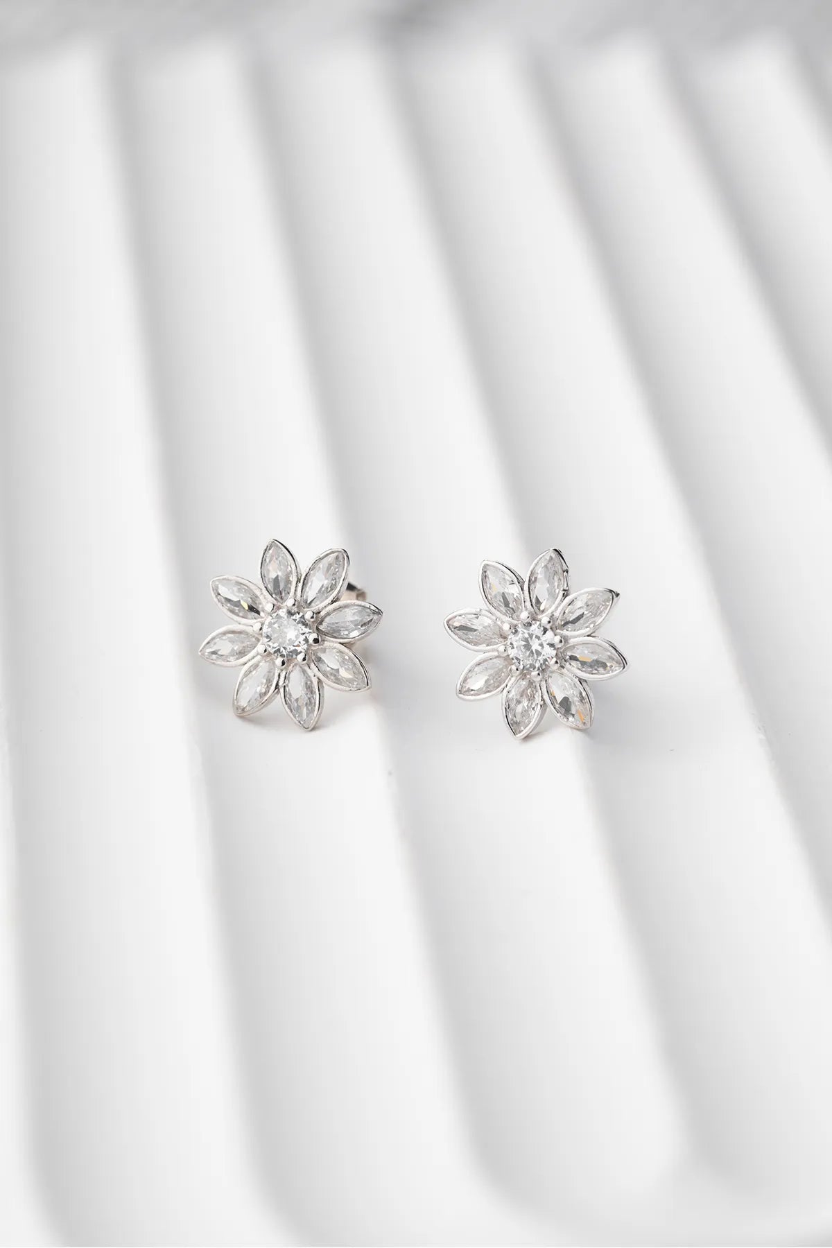 LOTUS BLOMMA ÖGONHÄNGNING | 925 SILVER