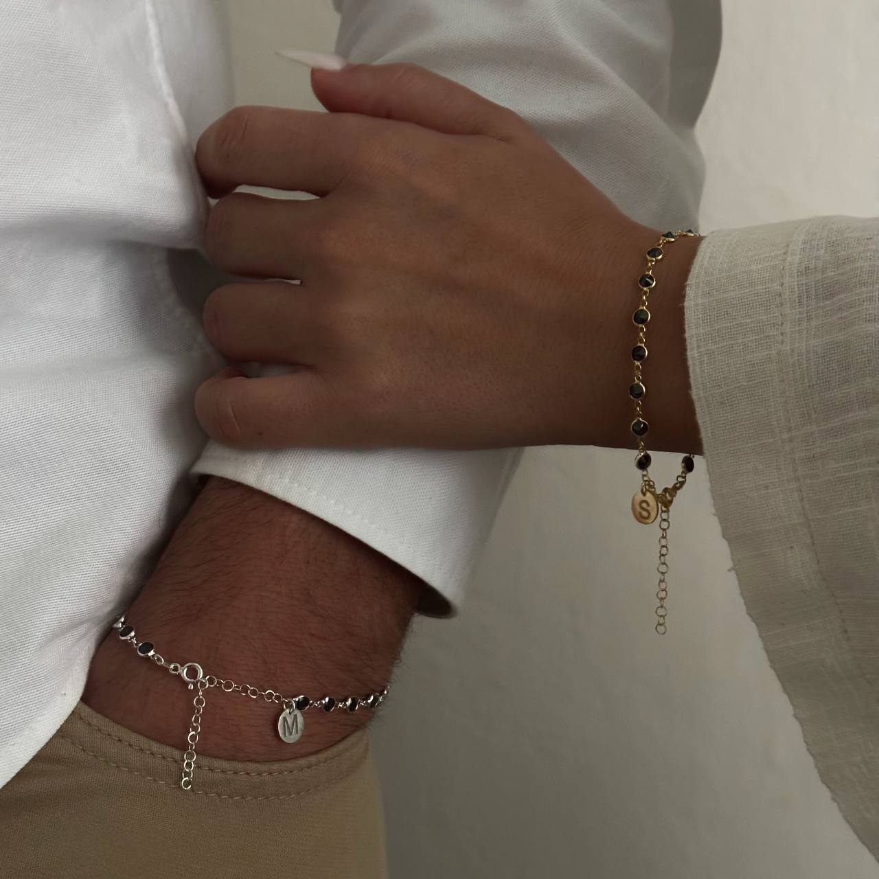 PARTNERARMBAND MED VITA STENBOKSTÄVER | 925 SILVER