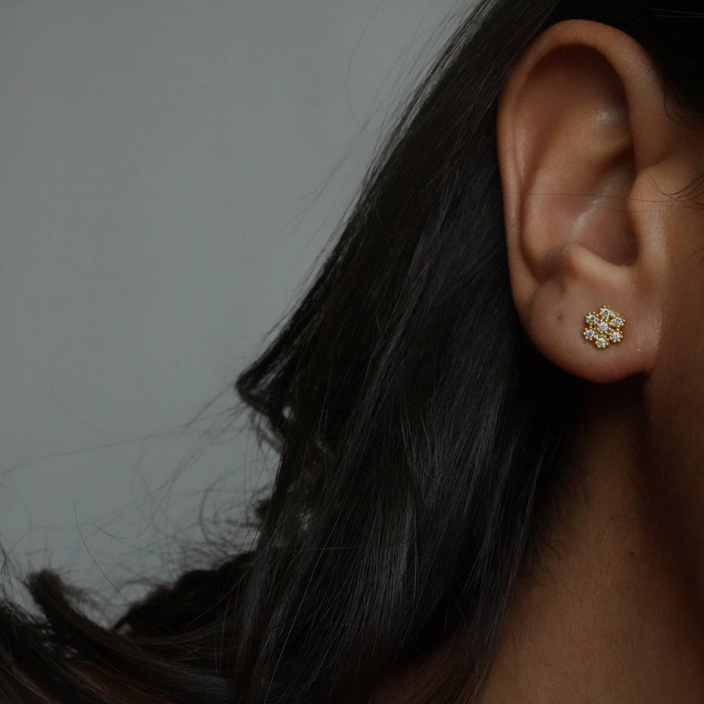 ZIRKONIA DAISY OHRSTECKER (8724053754199)