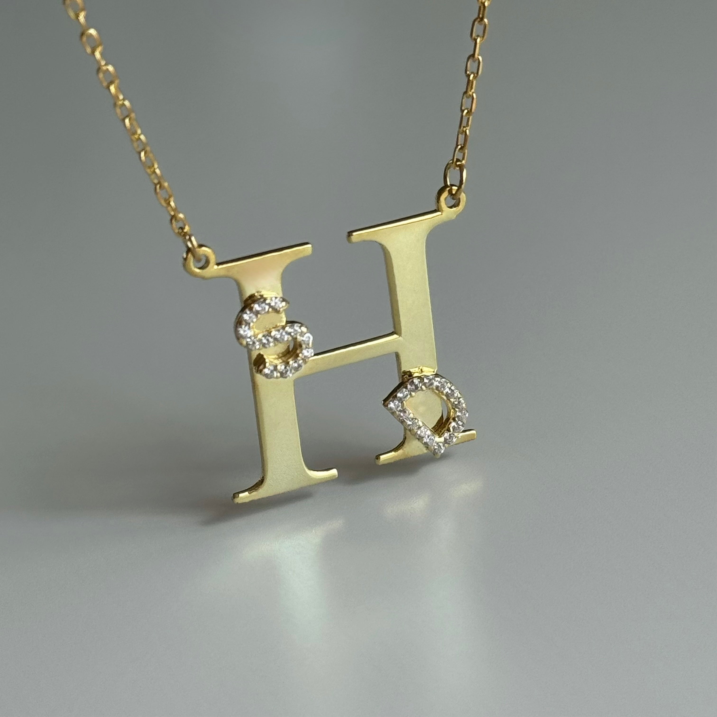 KRAGE MED STORT BOKSTAV MED INITIALER| 925 SILVER