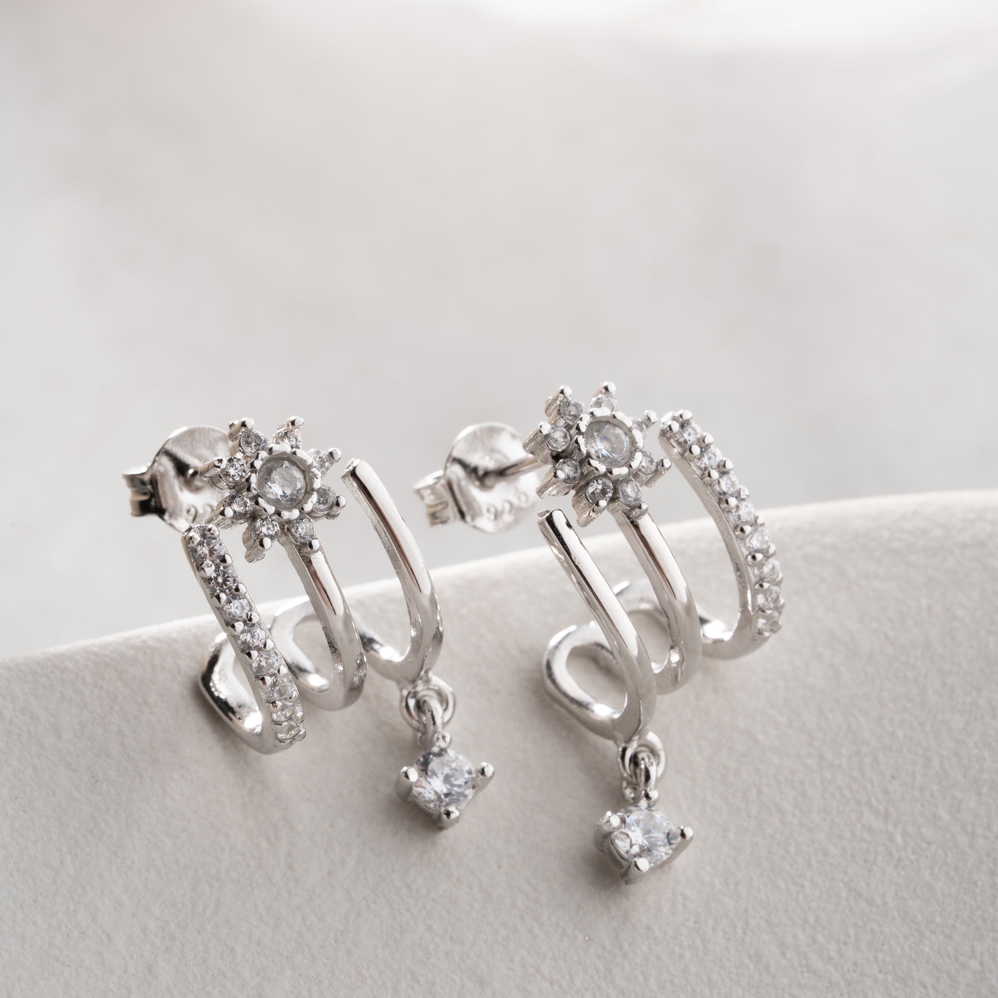 GLITTRANDE ZIRKONÖRHÄNGEN | 925 SILVER
