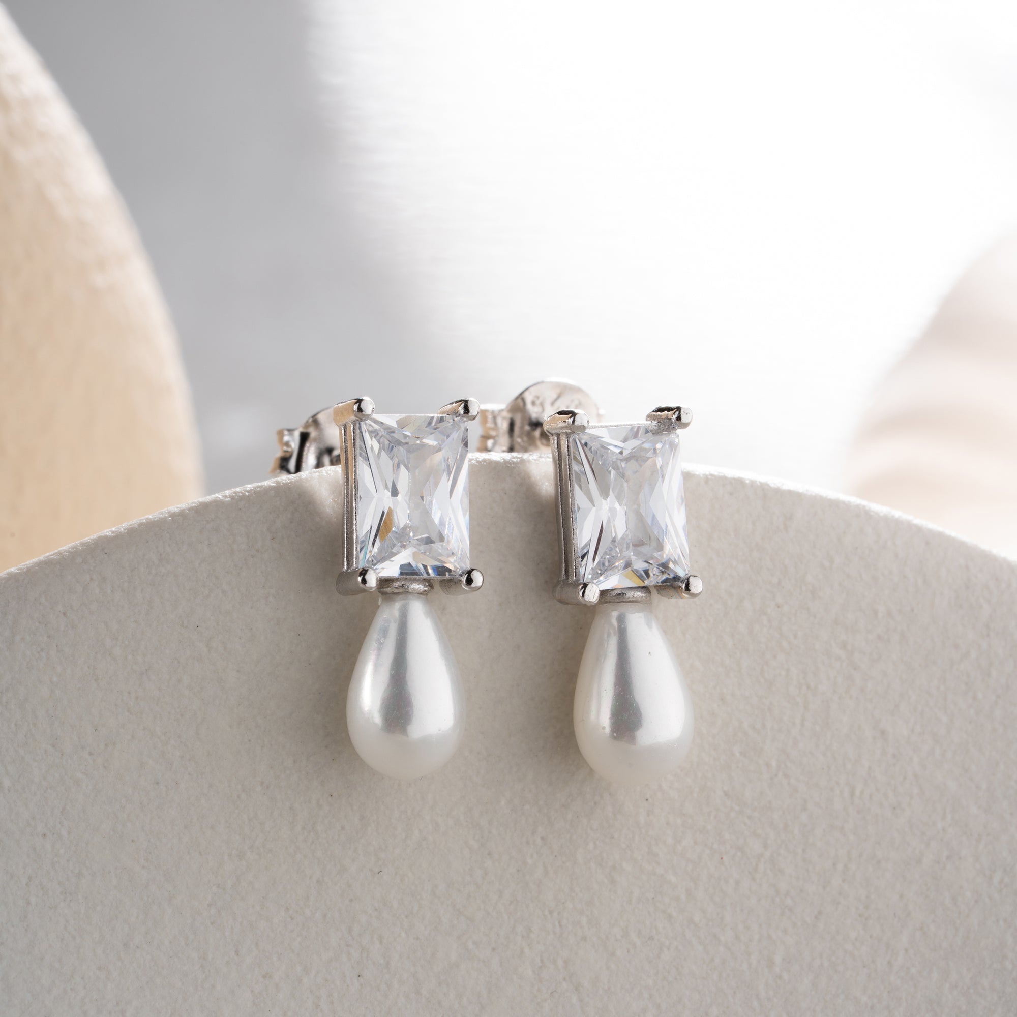 ÖRHÄNGEN MED PÄRLDROPPE | 925 SILVER