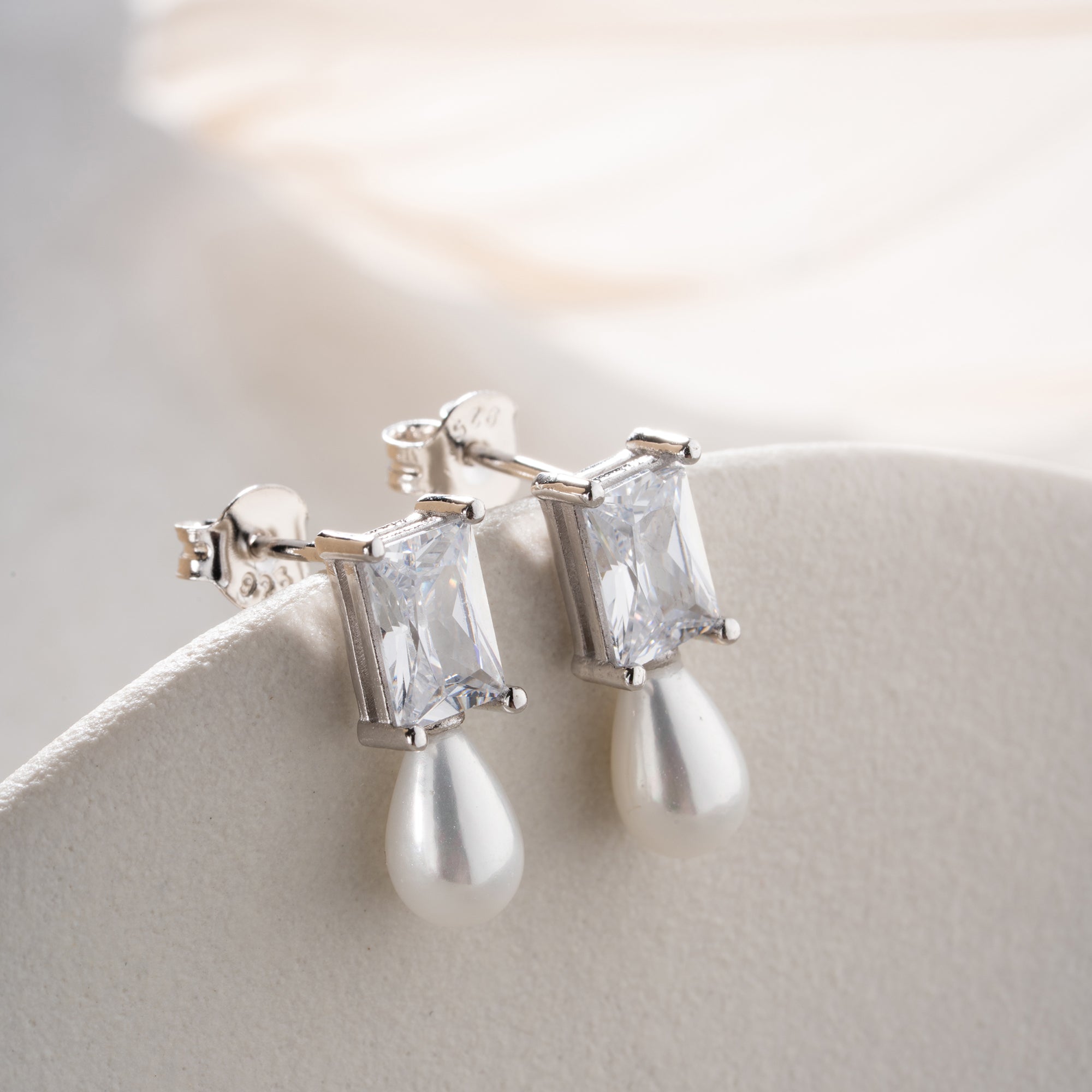 ÖRHÄNGEN MED PÄRLDROPPE | 925 SILVER