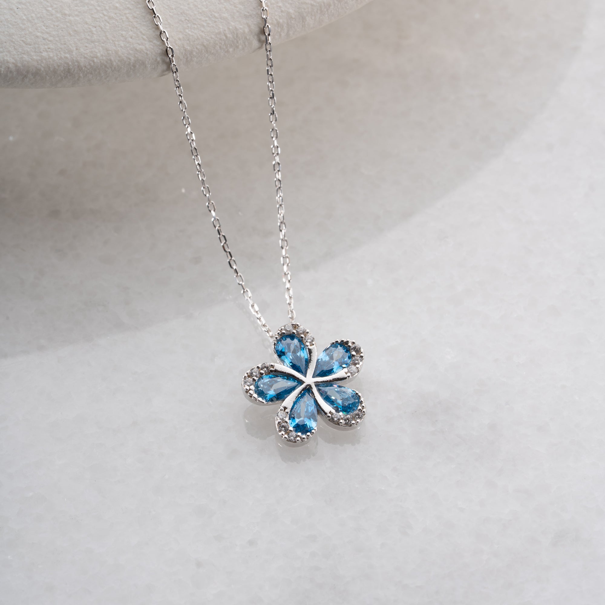 BLOMHALSBAND MED BLÅ ZIRKON | 925 SILVER