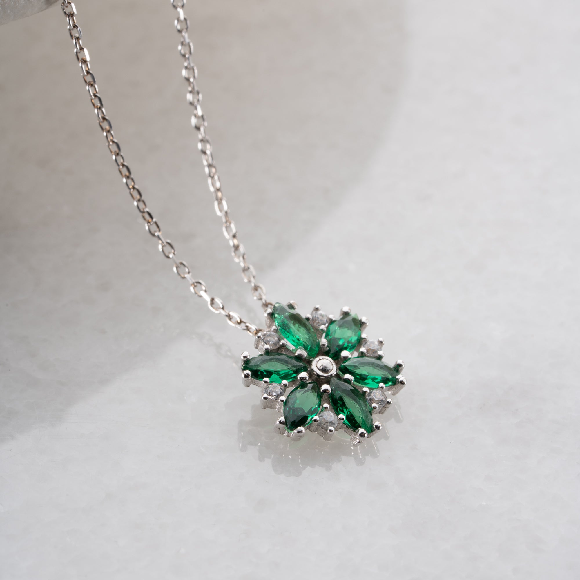 BLOMHALSBAND MED GRÖN ZIRKON | 925 SILVER