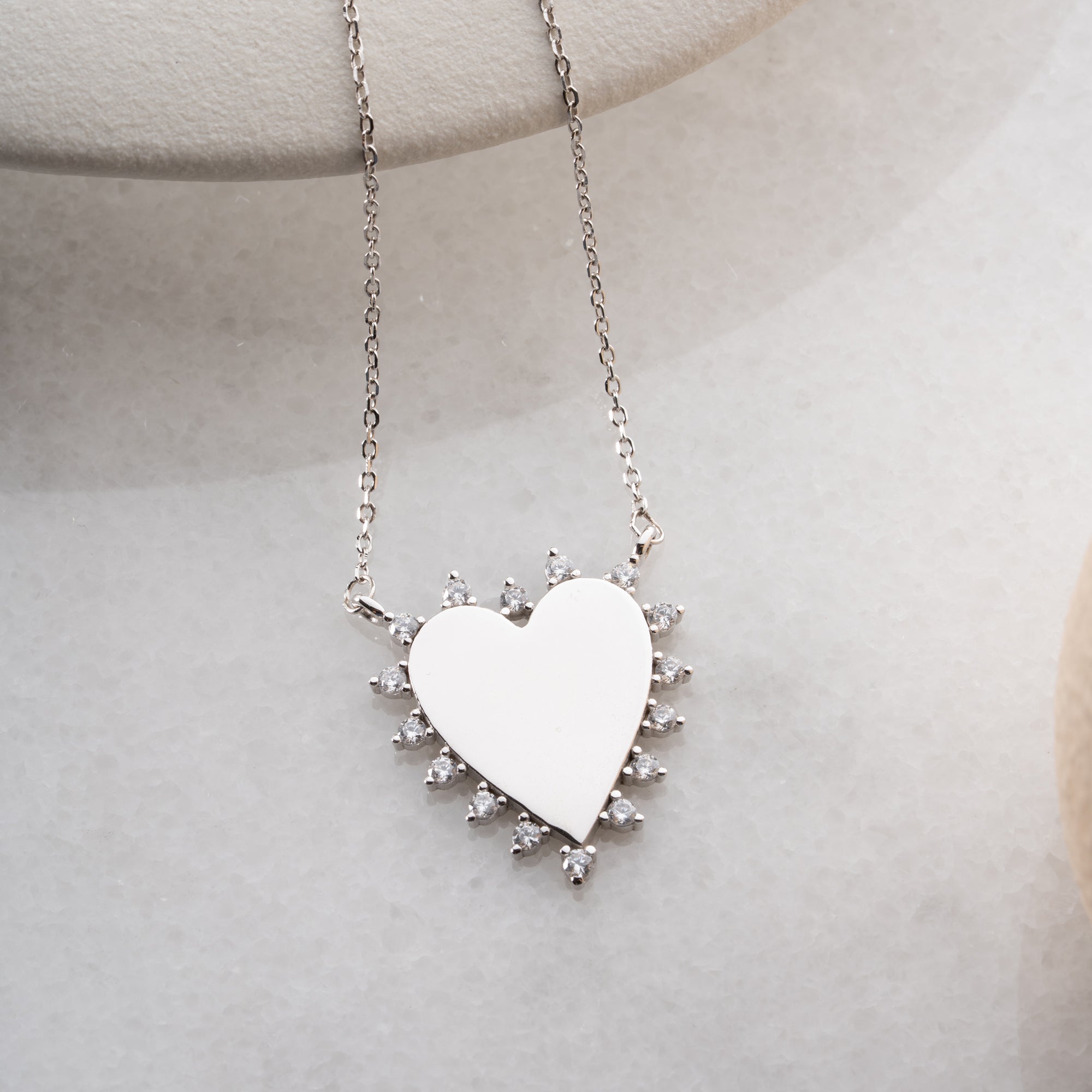 GLITTRANDE HJÄRTHALSBAND | 925 SILVER