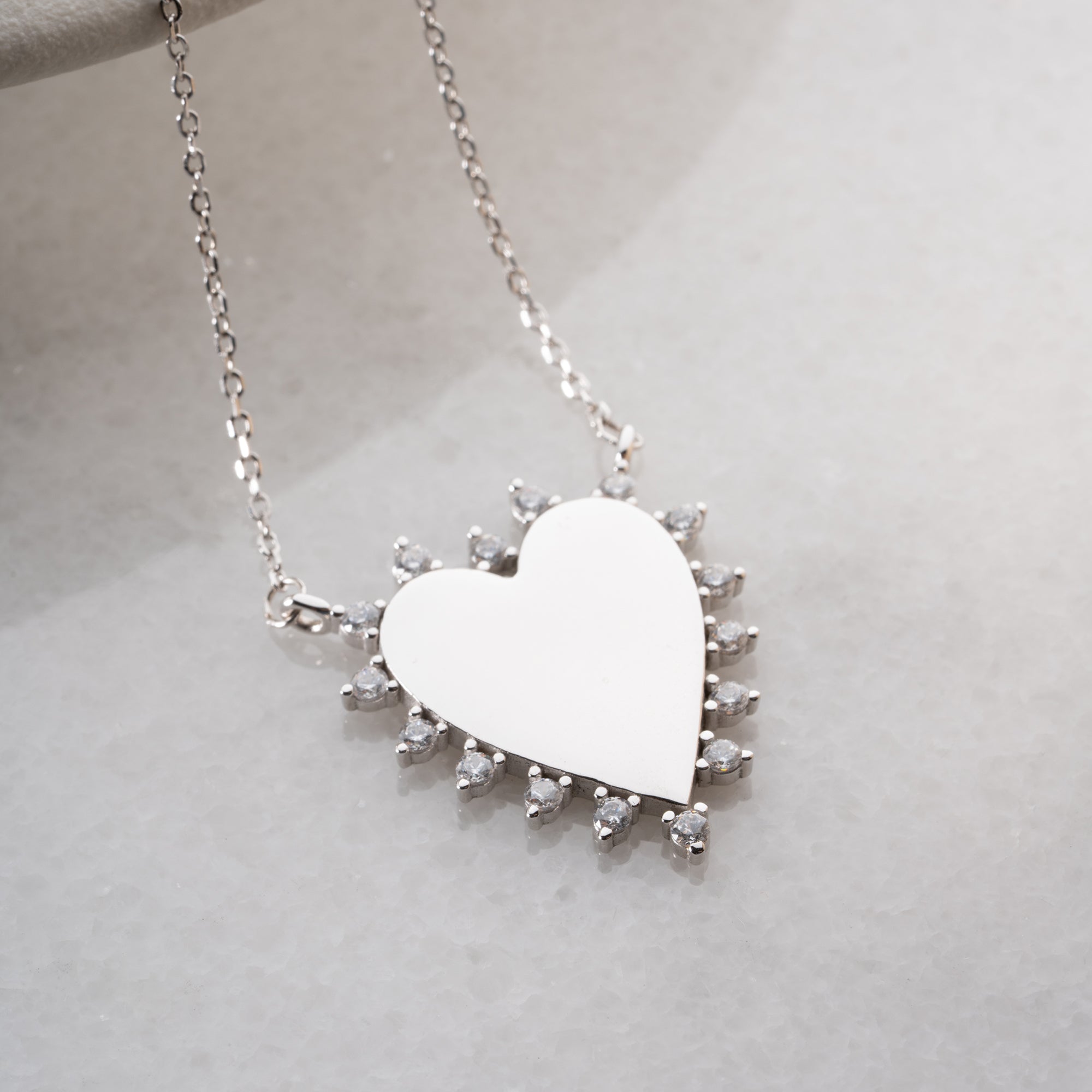 GLITTRANDE HJÄRTHALSBAND | 925 SILVER