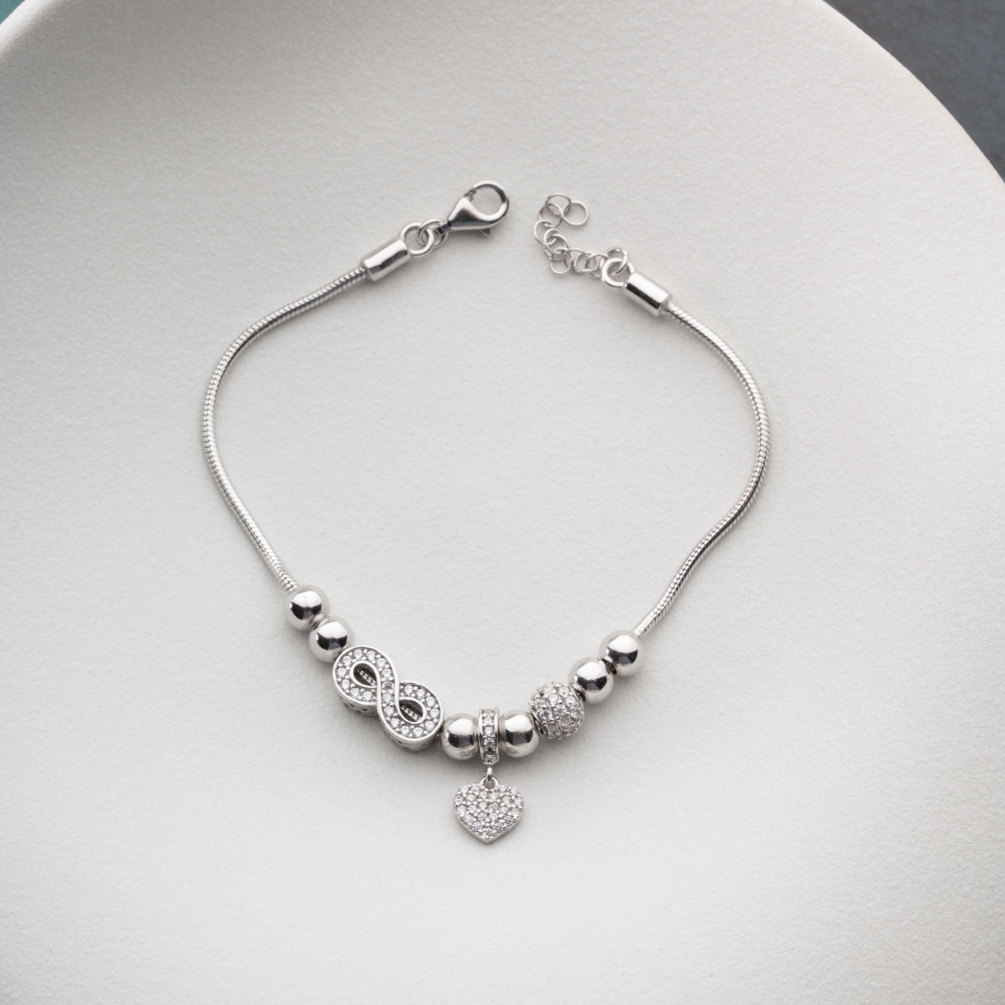 CHARMARMBAND MED ZIRKONHJÄRTA | 925 SILVER