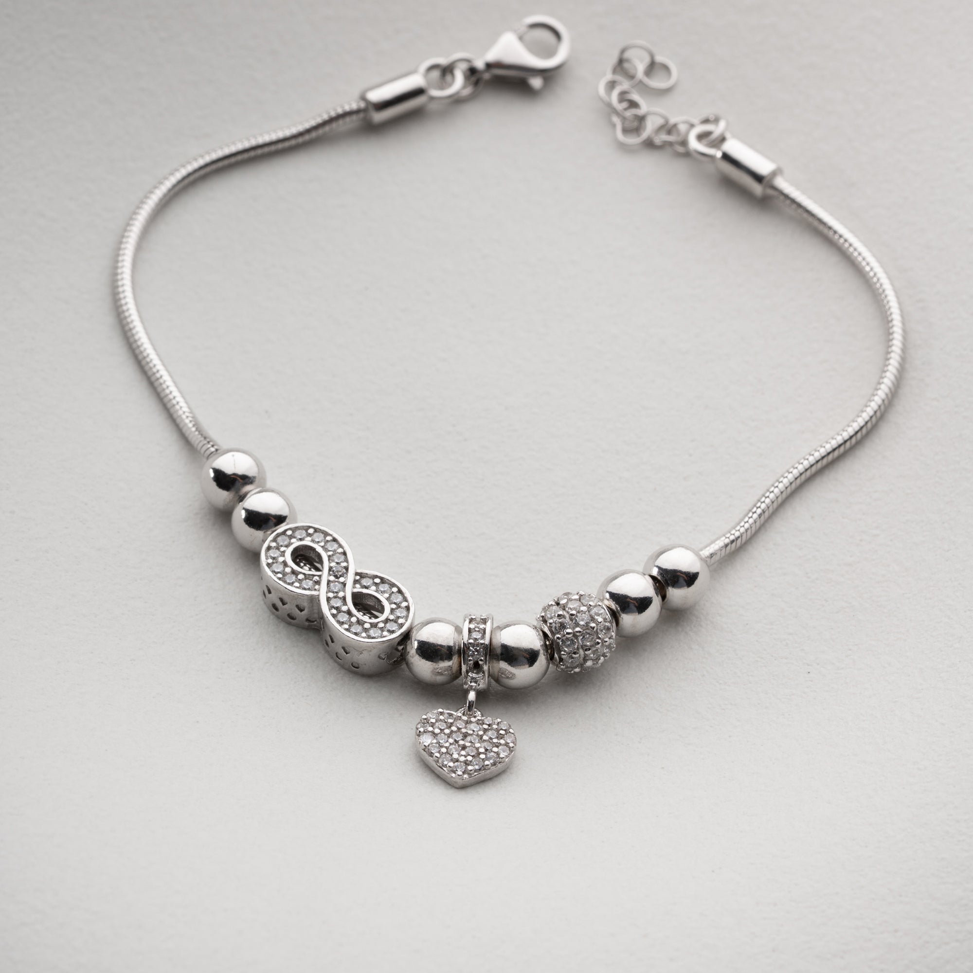 CHARMARMBAND MED ZIRKONHJÄRTA | 925 SILVER