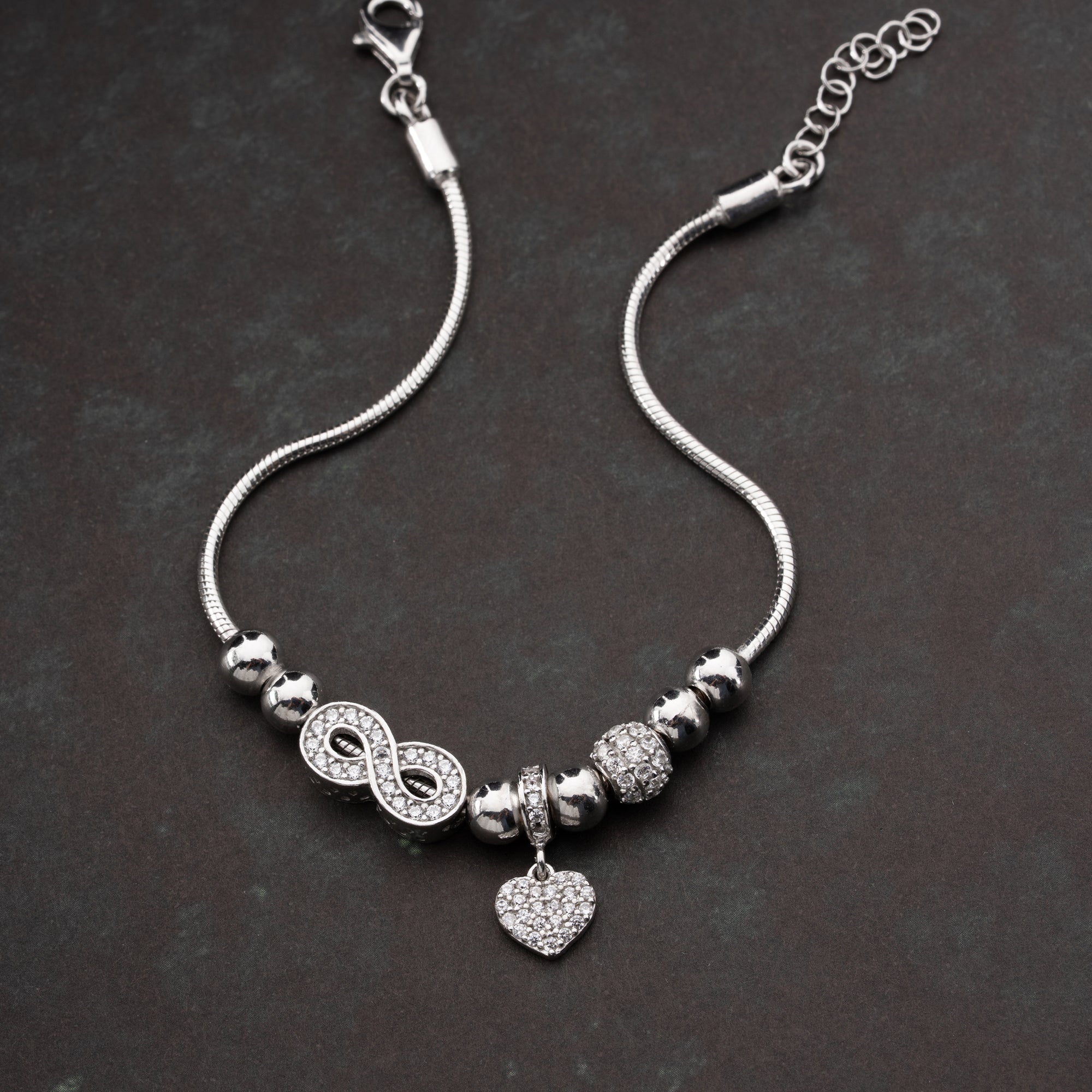 CHARMARMBAND MED ZIRKONHJÄRTA | 925 SILVER