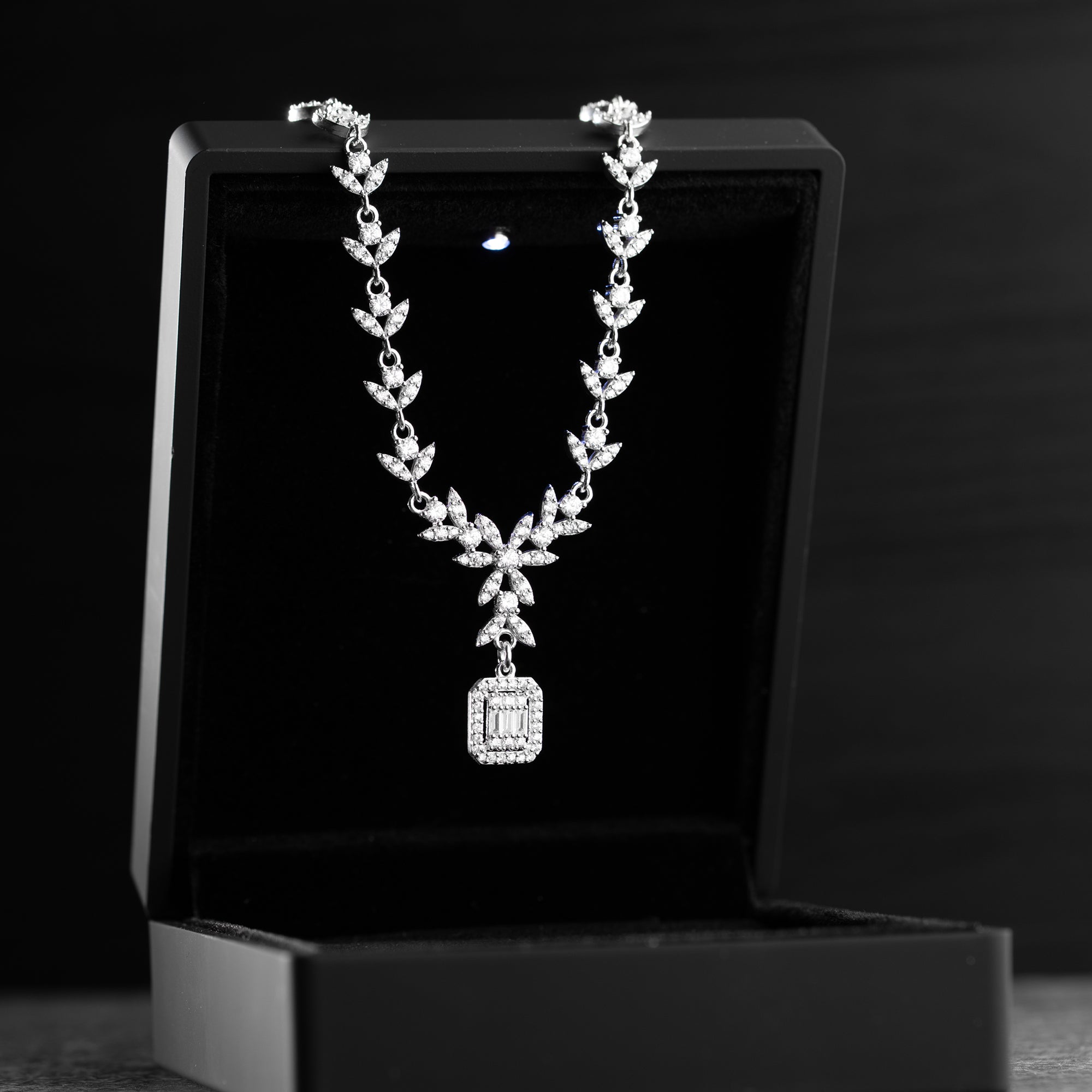 ELEGANCE HALSBAND MED BAGUETTZIRKON | 925 SILVER