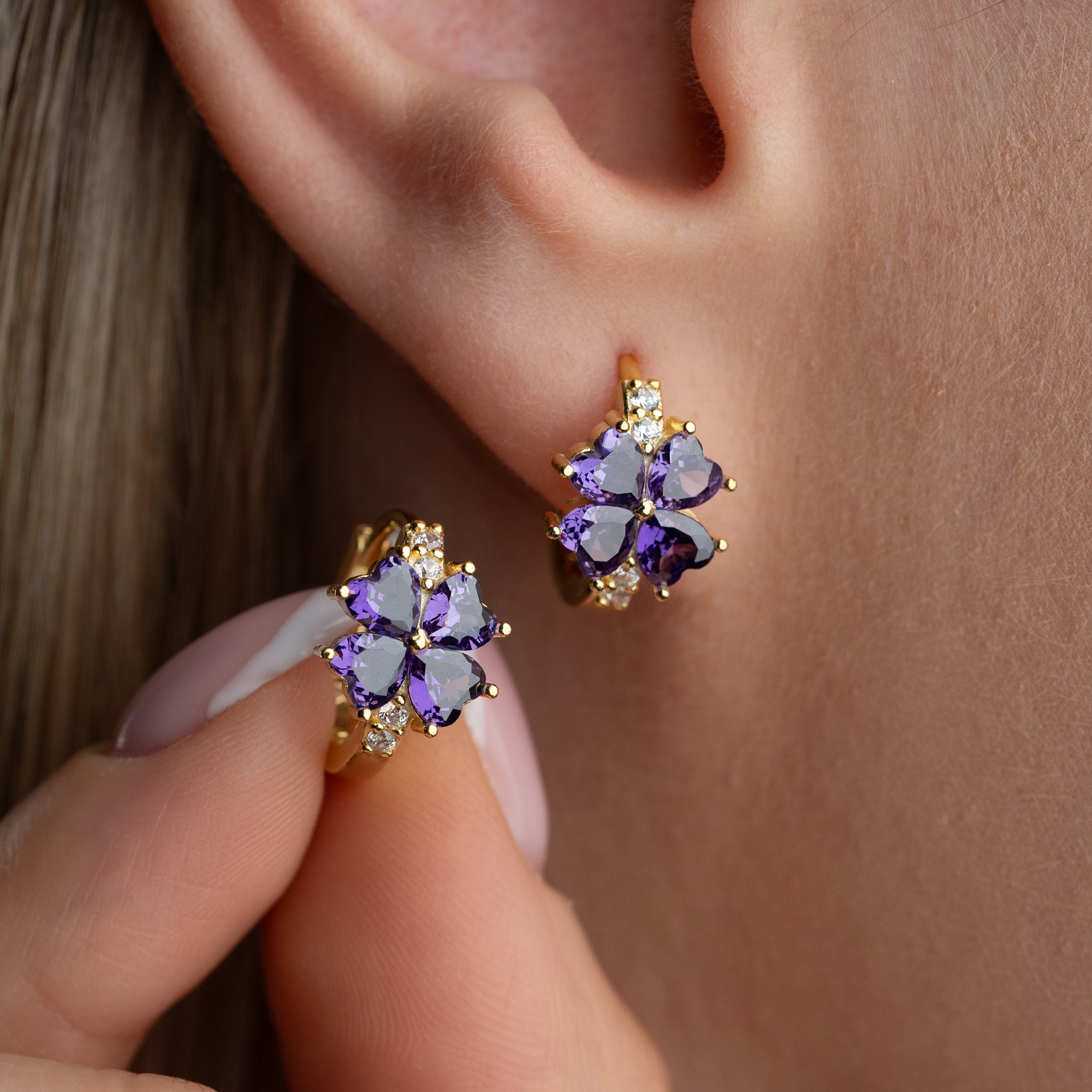MINIMALISTISKA BLOMÖRHÄNGEN MED LILA ZIRKON | 925 SILVER
