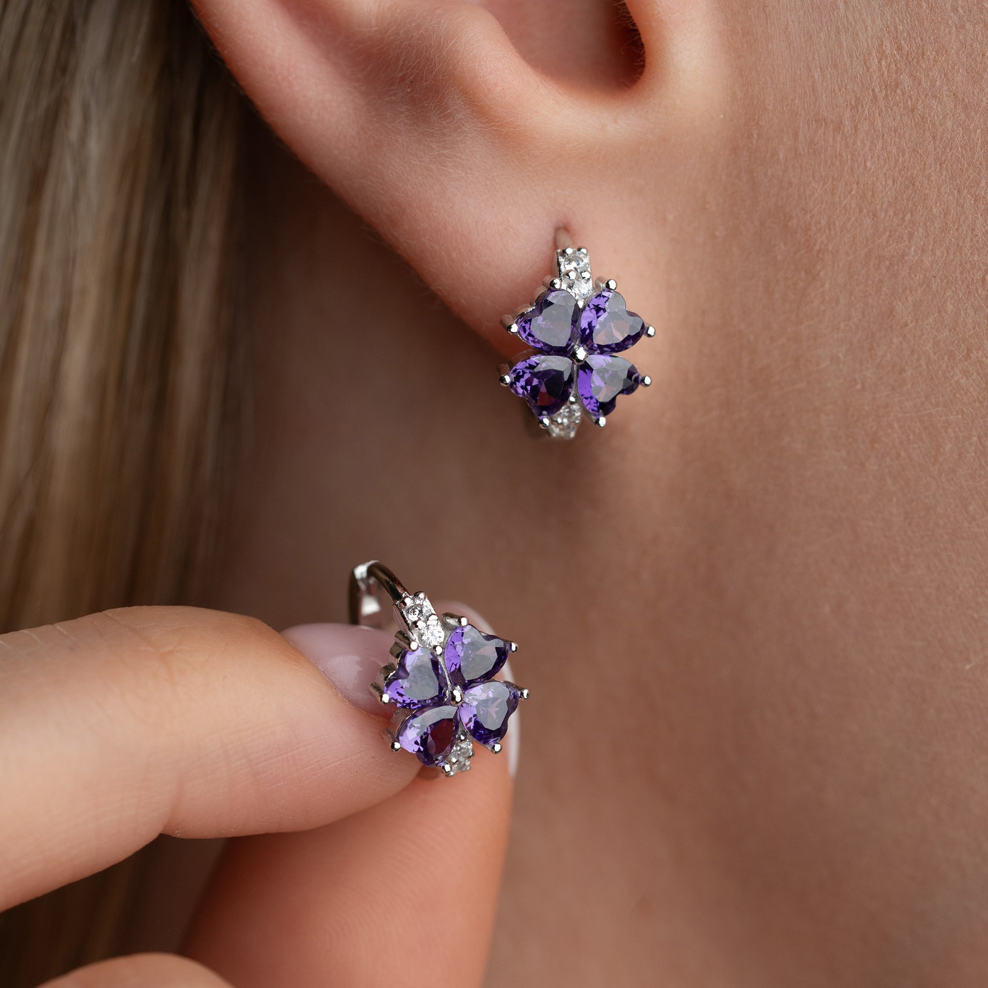 MINIMALISTISKA BLOMÖRHÄNGEN MED LILA ZIRKON | 925 SILVER