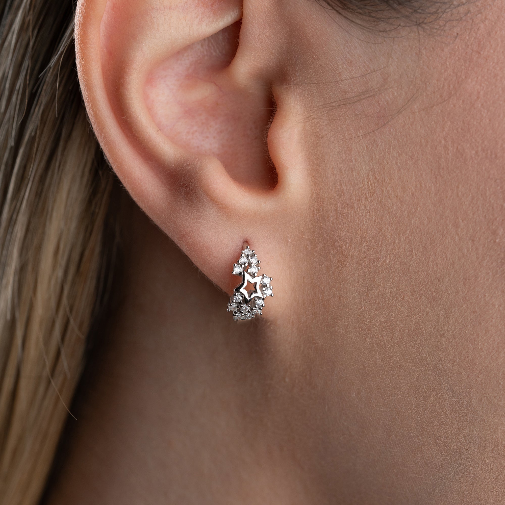 MINIMALISTISKA STJÄRNÖRHÄNGEN MED ZIRKON | 925 SILVER