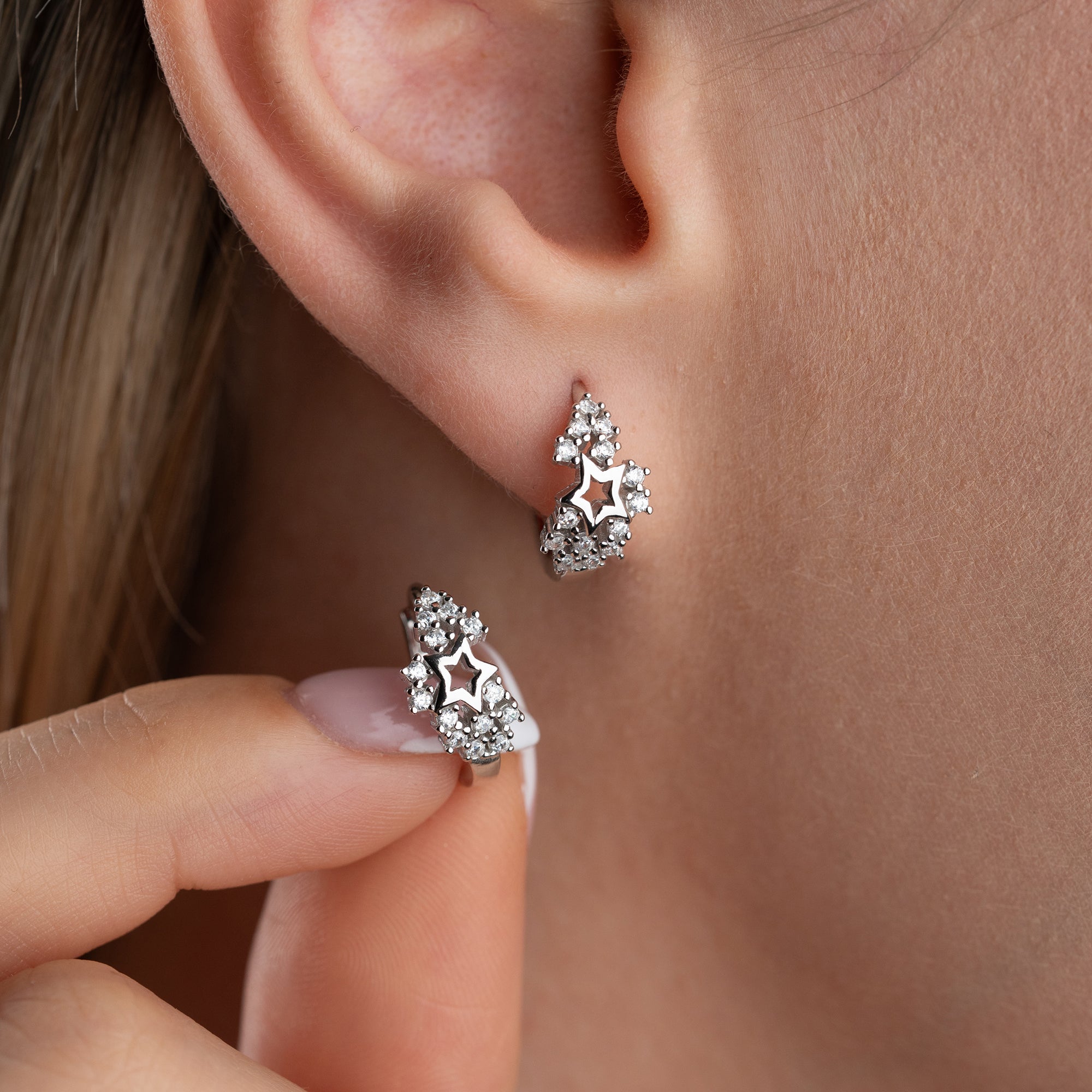 MINIMALISTISKA STJÄRNÖRHÄNGEN MED ZIRKON | 925 SILVER