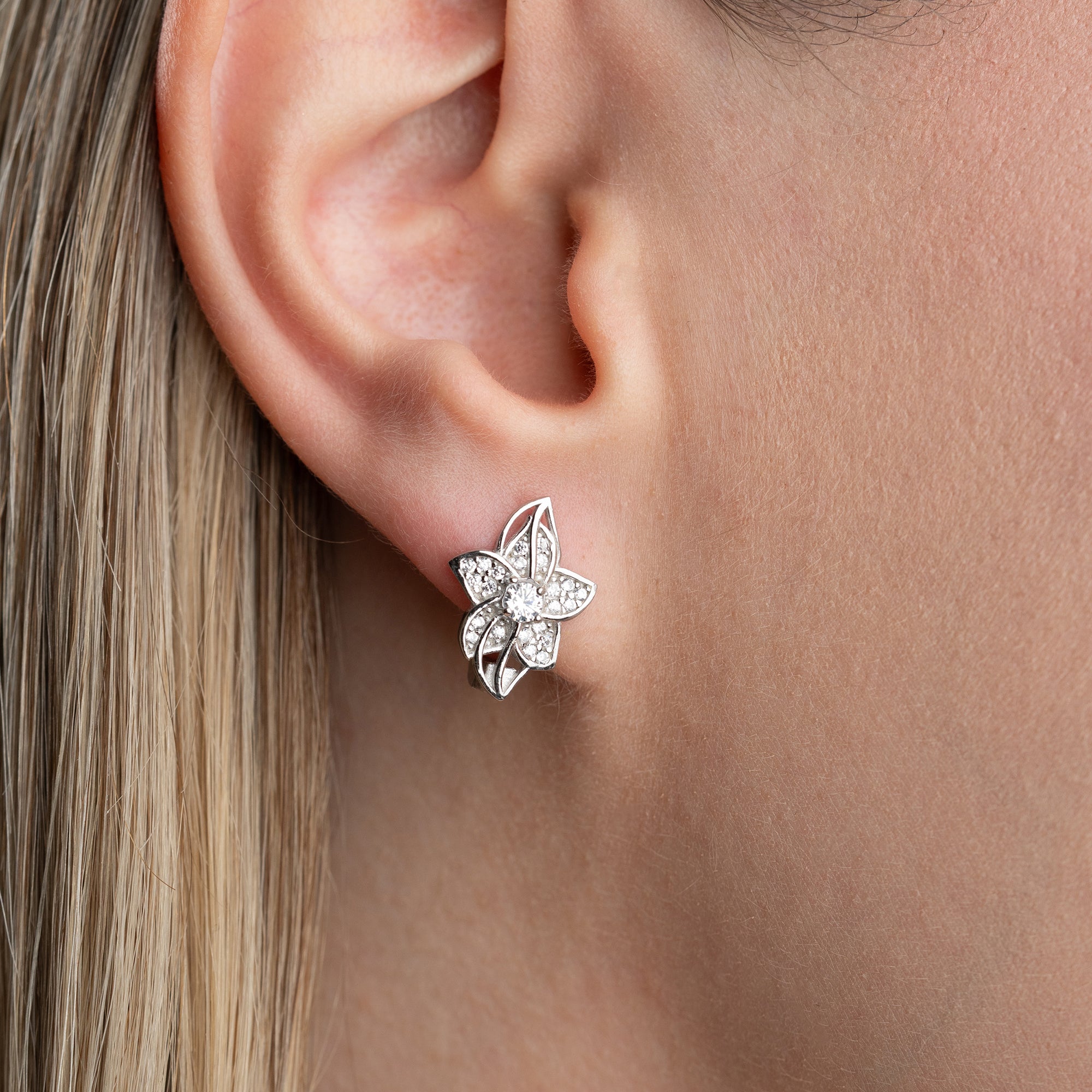 MINIMALISTISKA BLOMÖRHÄNGEN MED ZIRKON | 925 SILVER