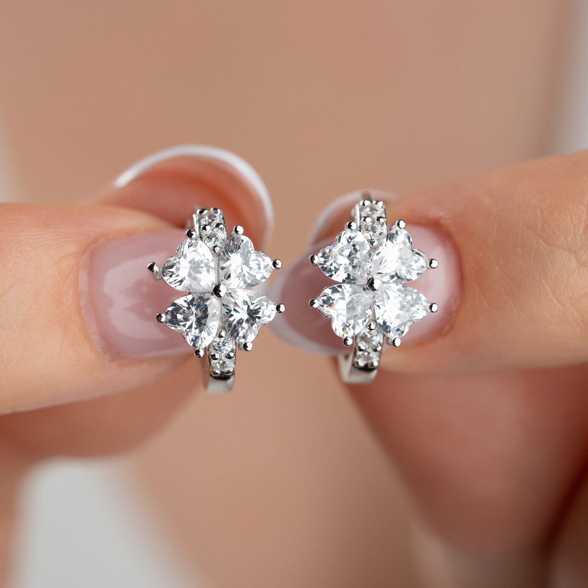 MINIMALISTISKA BLOMÖRHÄNGEN MED KRISTALL | 925 SILVER
