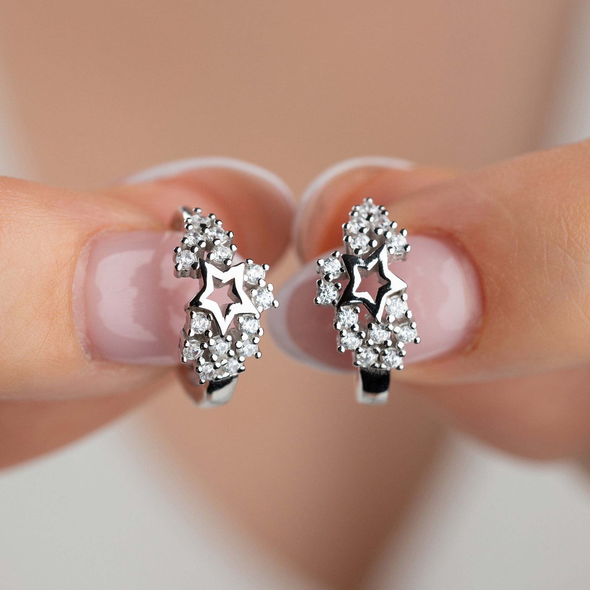 MINIMALISTISKA STJÄRNÖRHÄNGEN MED ZIRKON | 925 SILVER