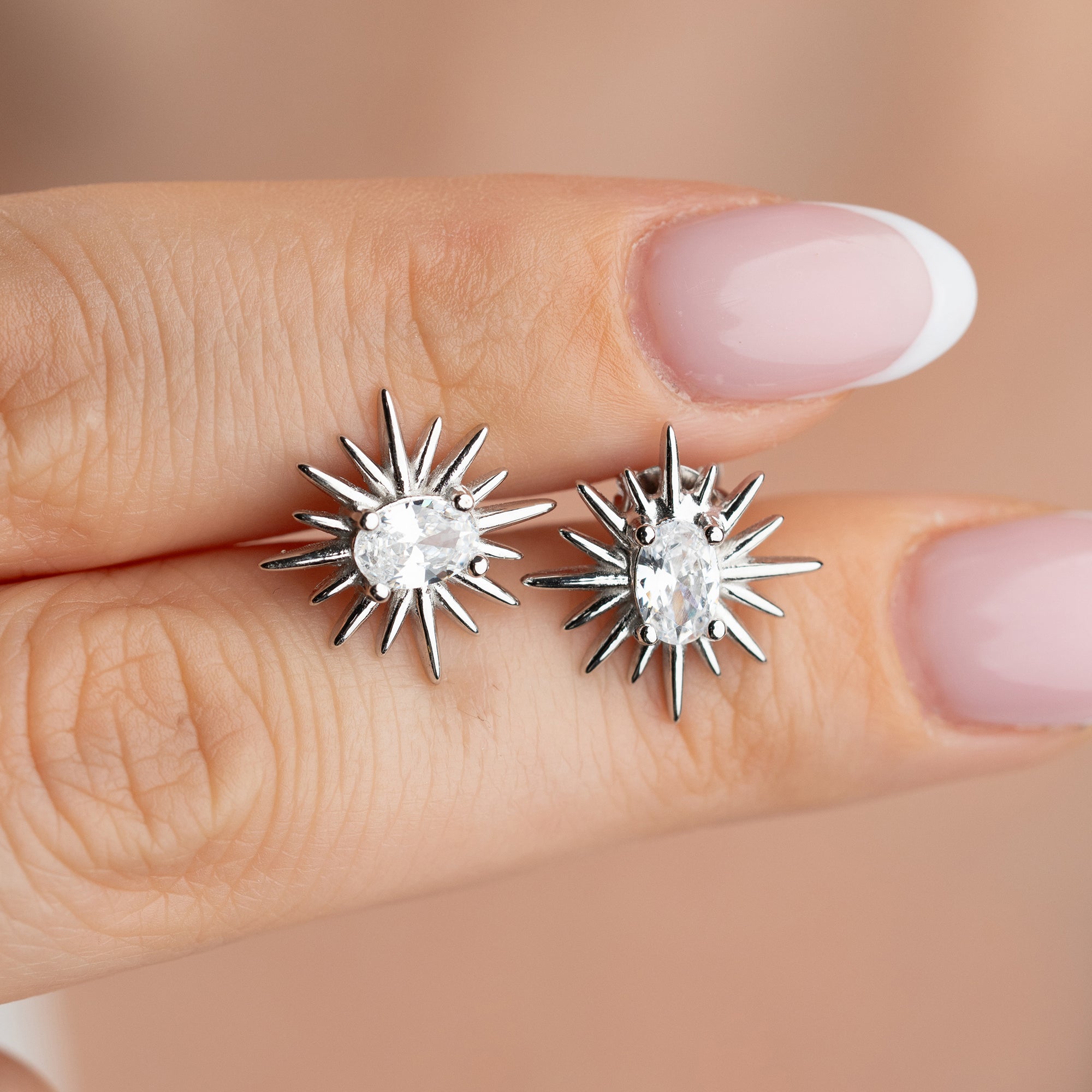 MINIMALISTISKA ÖRHÄNGEN MED OVAL ZIRKON | 925 SILVER