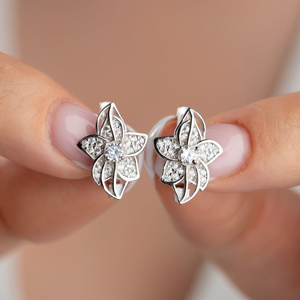 MINIMALISTISKA BLOMÖRHÄNGEN MED ZIRKON | 925 SILVER