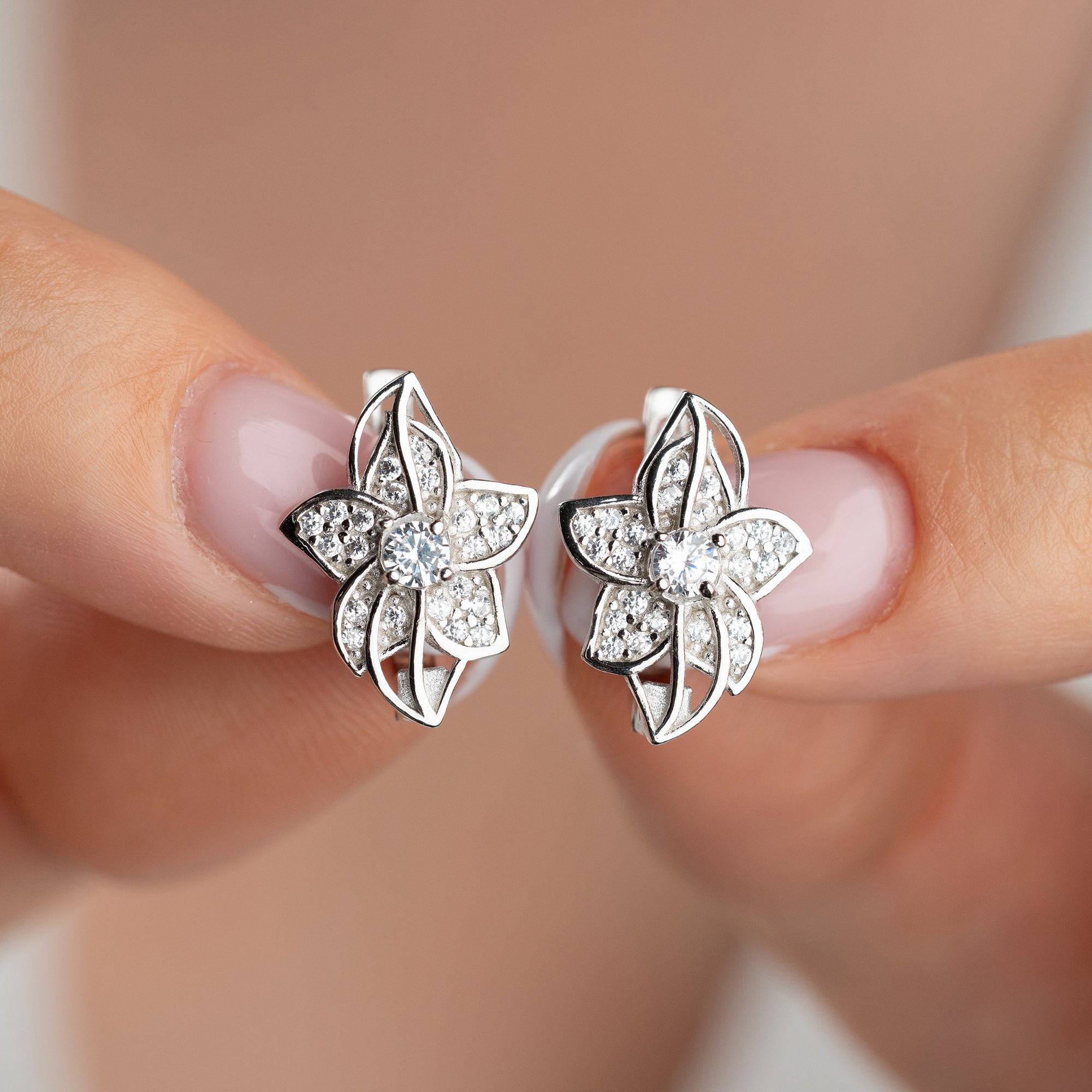 MINIMALISTISKA BLOMÖRHÄNGEN MED ZIRKON | 925 SILVER