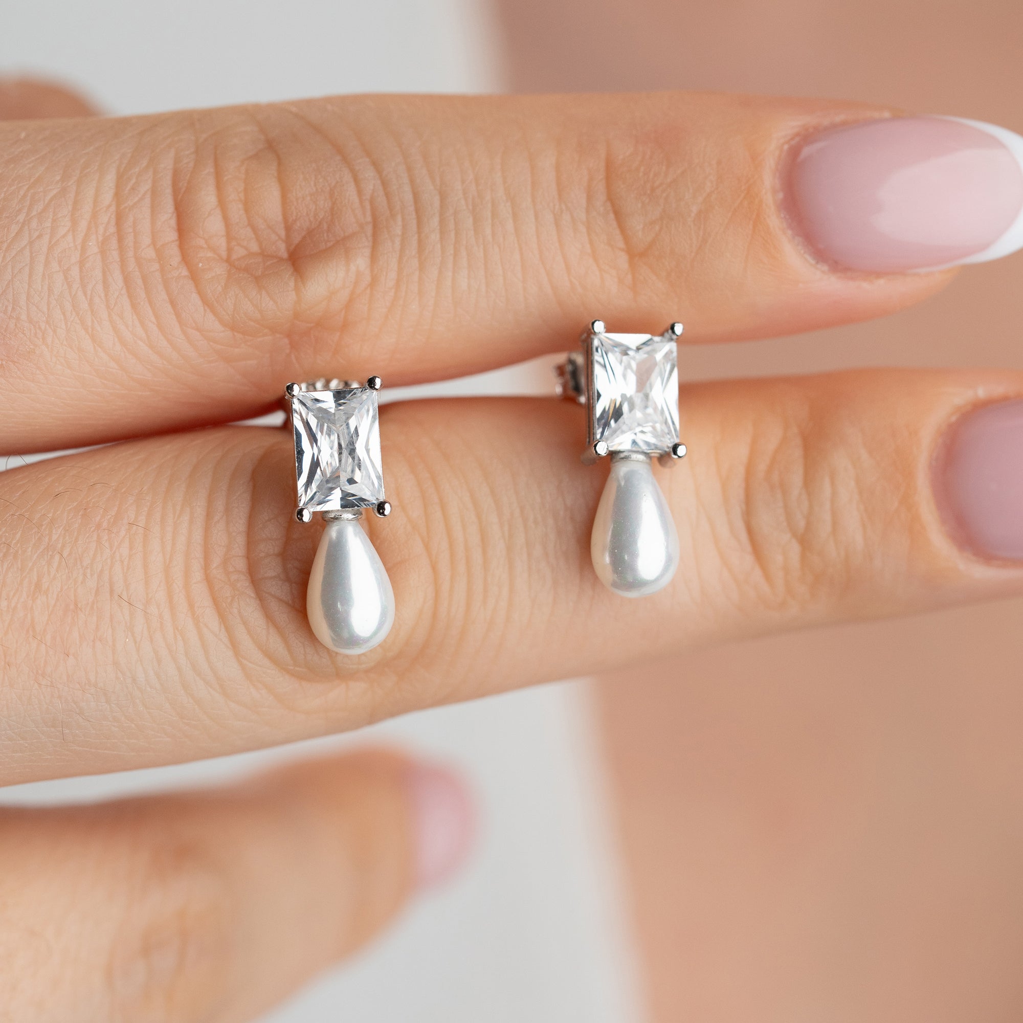 ÖRHÄNGEN MED PÄRLDROPPE | 925 SILVER
