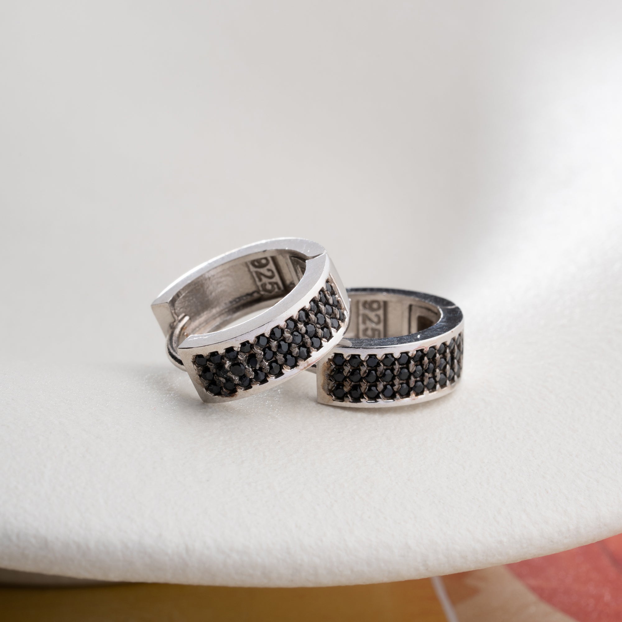 TUGI ÖRONHÄNG MED SVART STEN | 925 SILVER