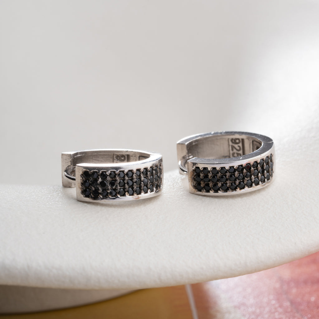 TUGI ÖRONHÄNG MED SVART STEN | 925 SILVER