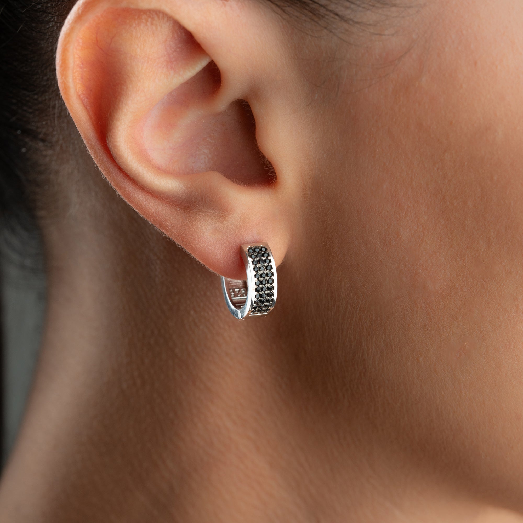 TUGI ÖRONHÄNG MED SVART STEN | 925 SILVER