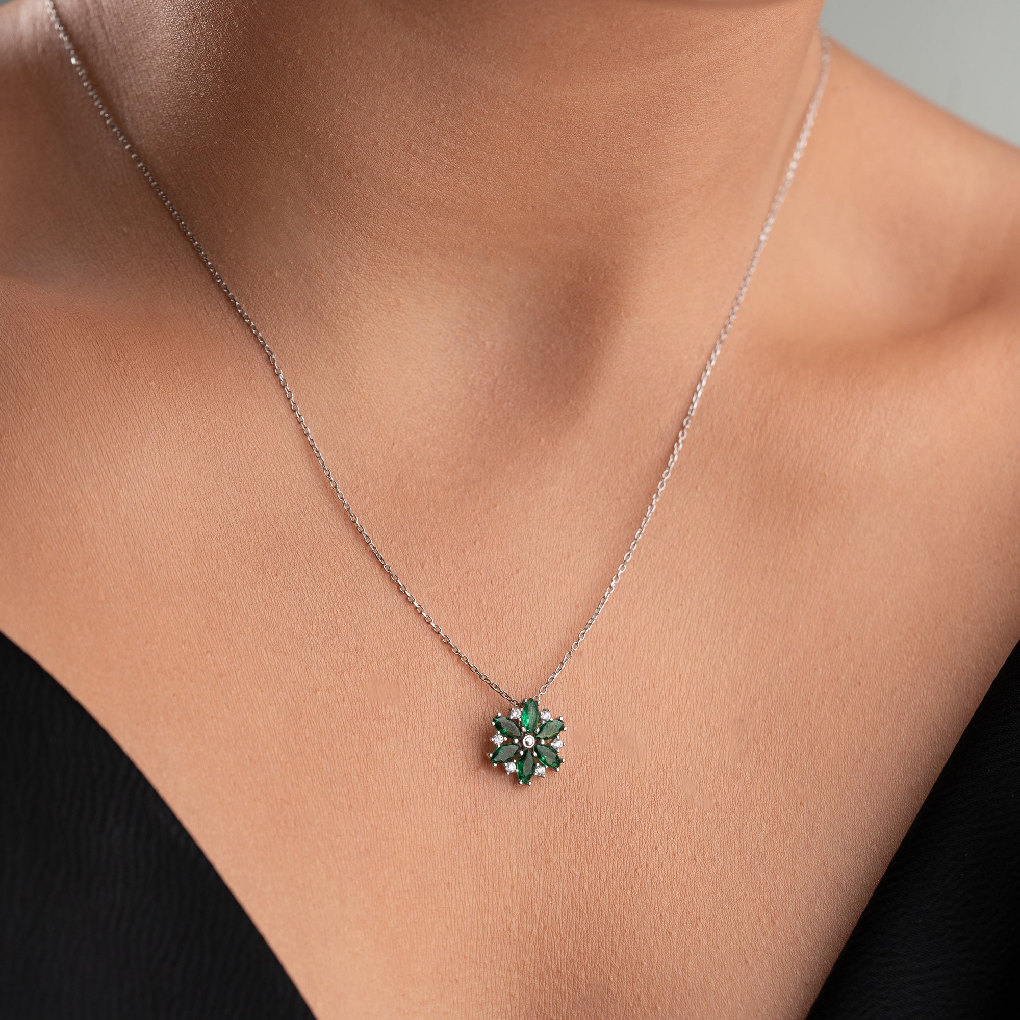 BLOMHALSBAND MED GRÖN ZIRKON | 925 SILVER