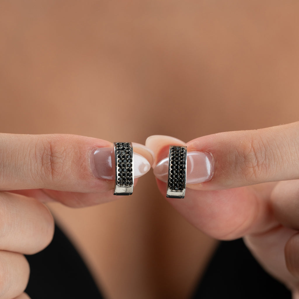 TUGI ÖRONHÄNG MED SVART STEN | 925 SILVER