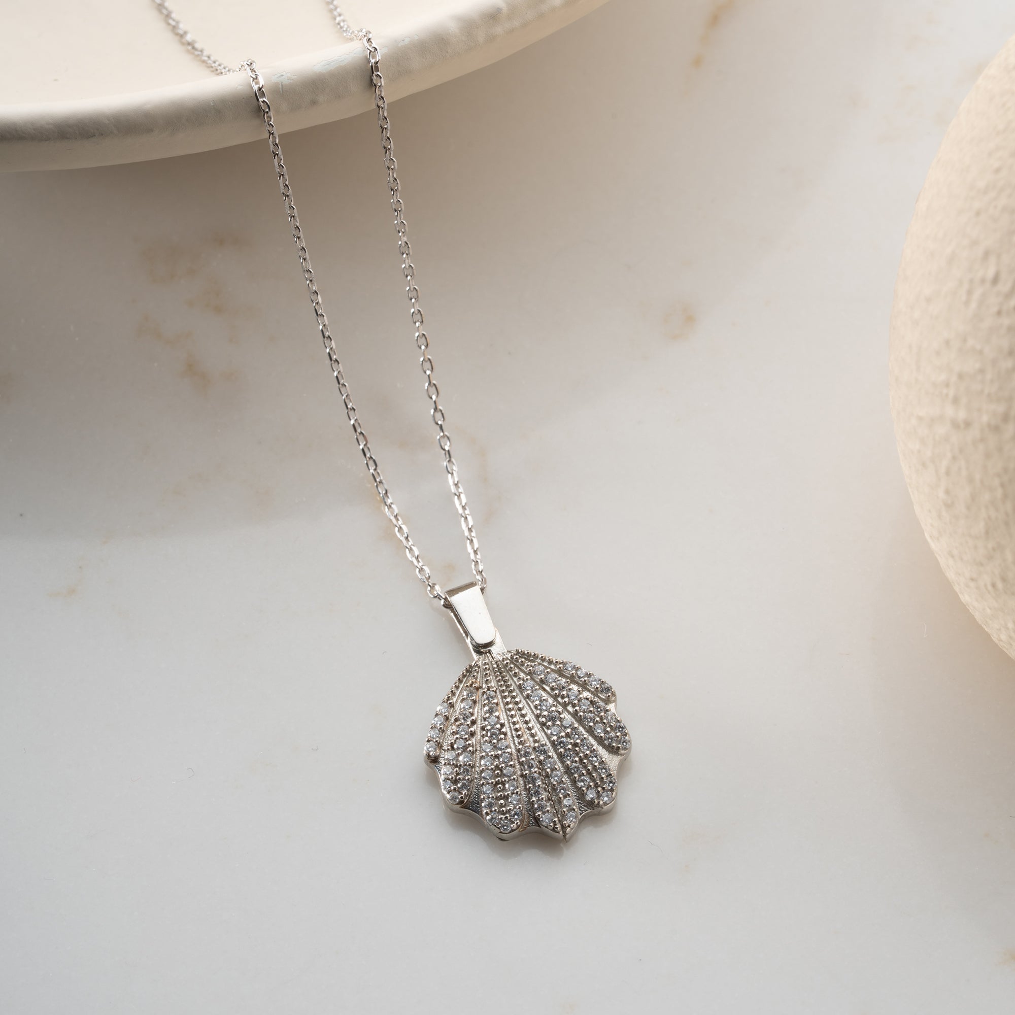 SKAL | KRAGE MED GRAVER | 925 SILVER