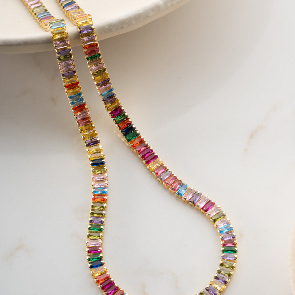 FÄRGRIKT BAGEUTTE KRAGE | 925 SILVER