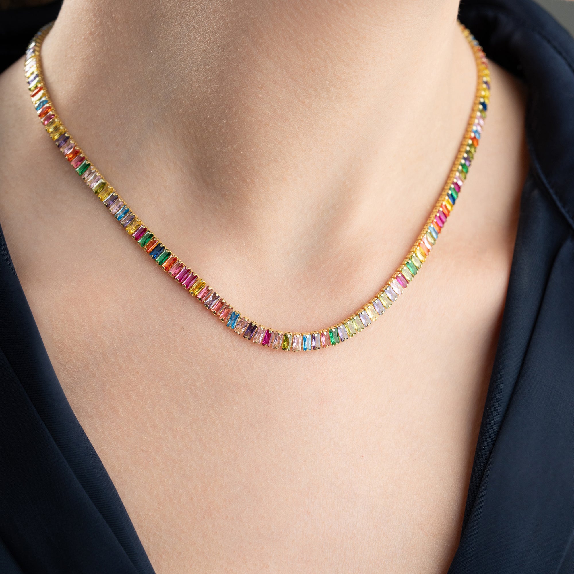 FÄRGRIKT BAGEUTTE KRAGE | 925 SILVER