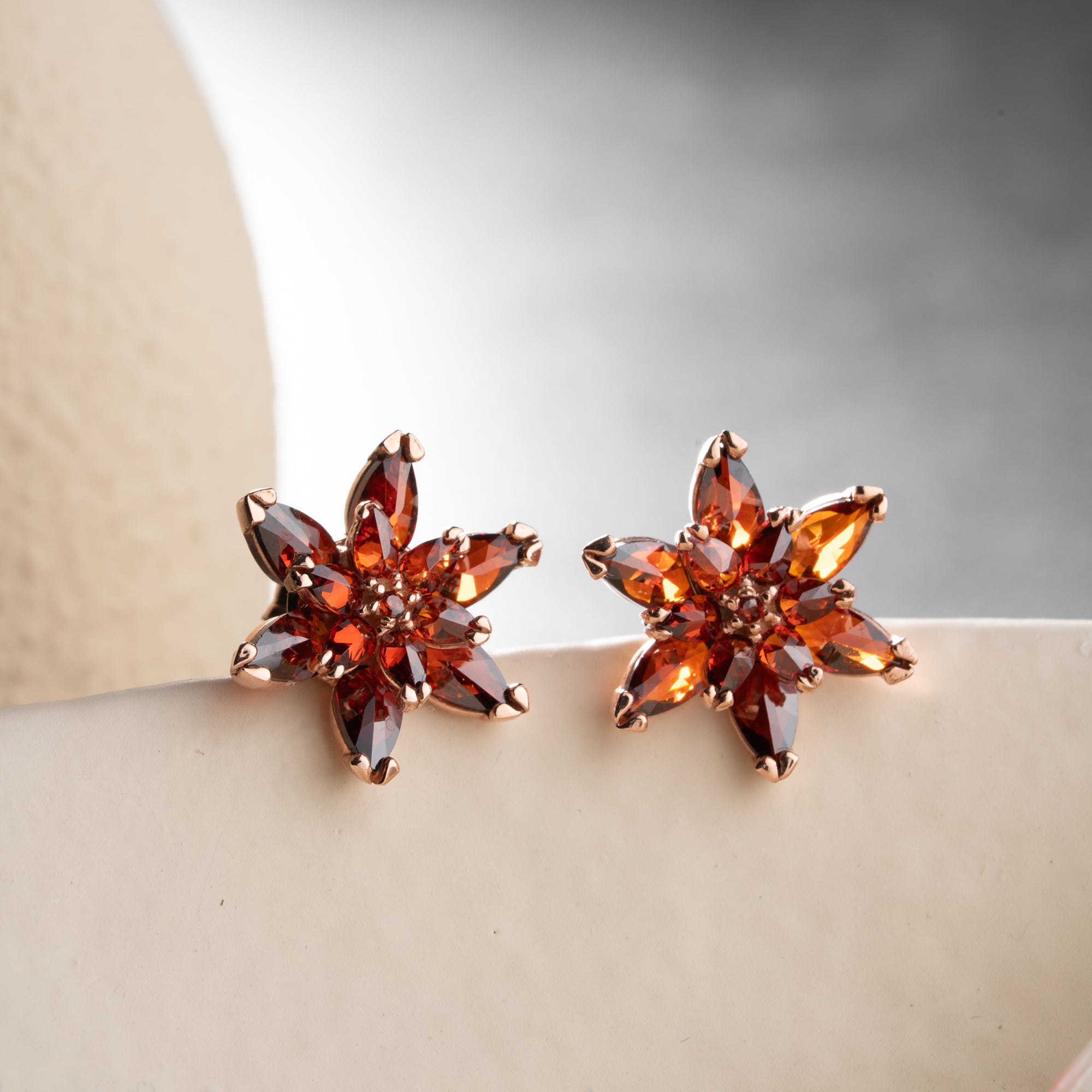 RÖDA LOTUS ÖRHÄNGEN | 925 SILVER