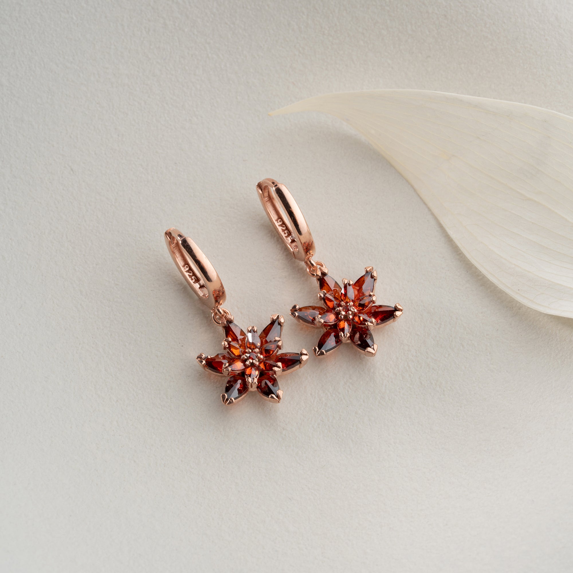 RÖDA LOTUS ÖRHÄNGEN | 925 SILVER