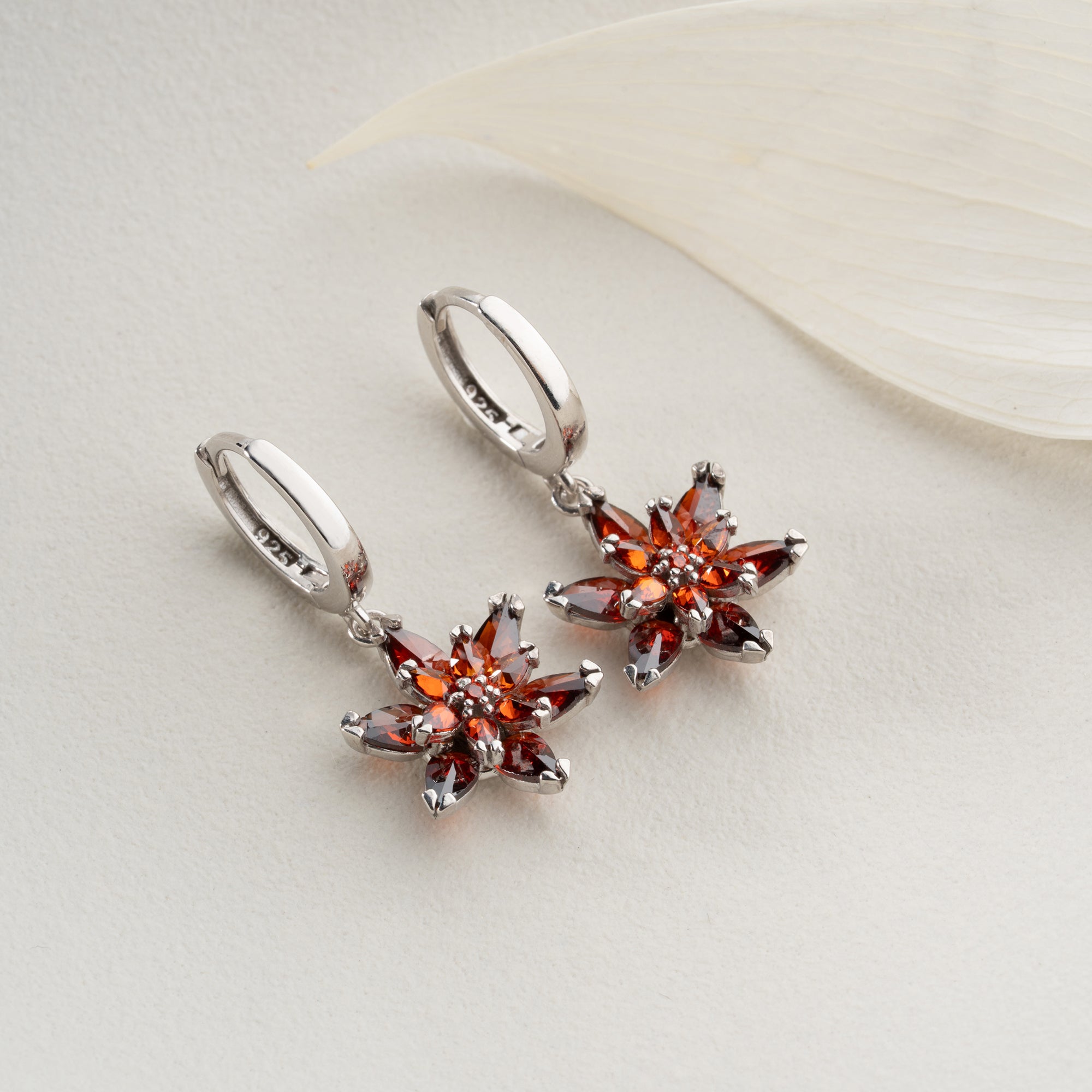 RÖDA LOTUS ÖRHÄNGEN | 925 SILVER