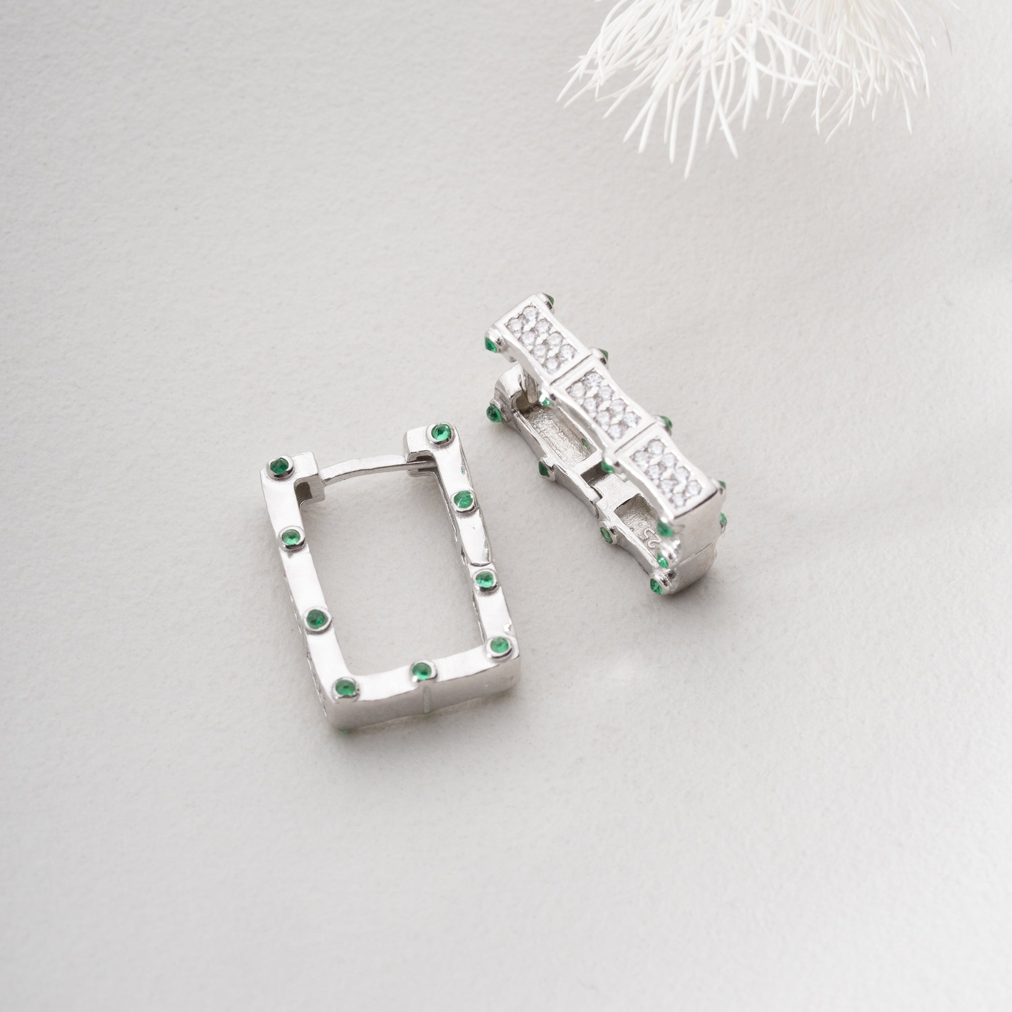 JUNA SQUARE GRÖNA ÖRHÄNGEN | 925 SILVER