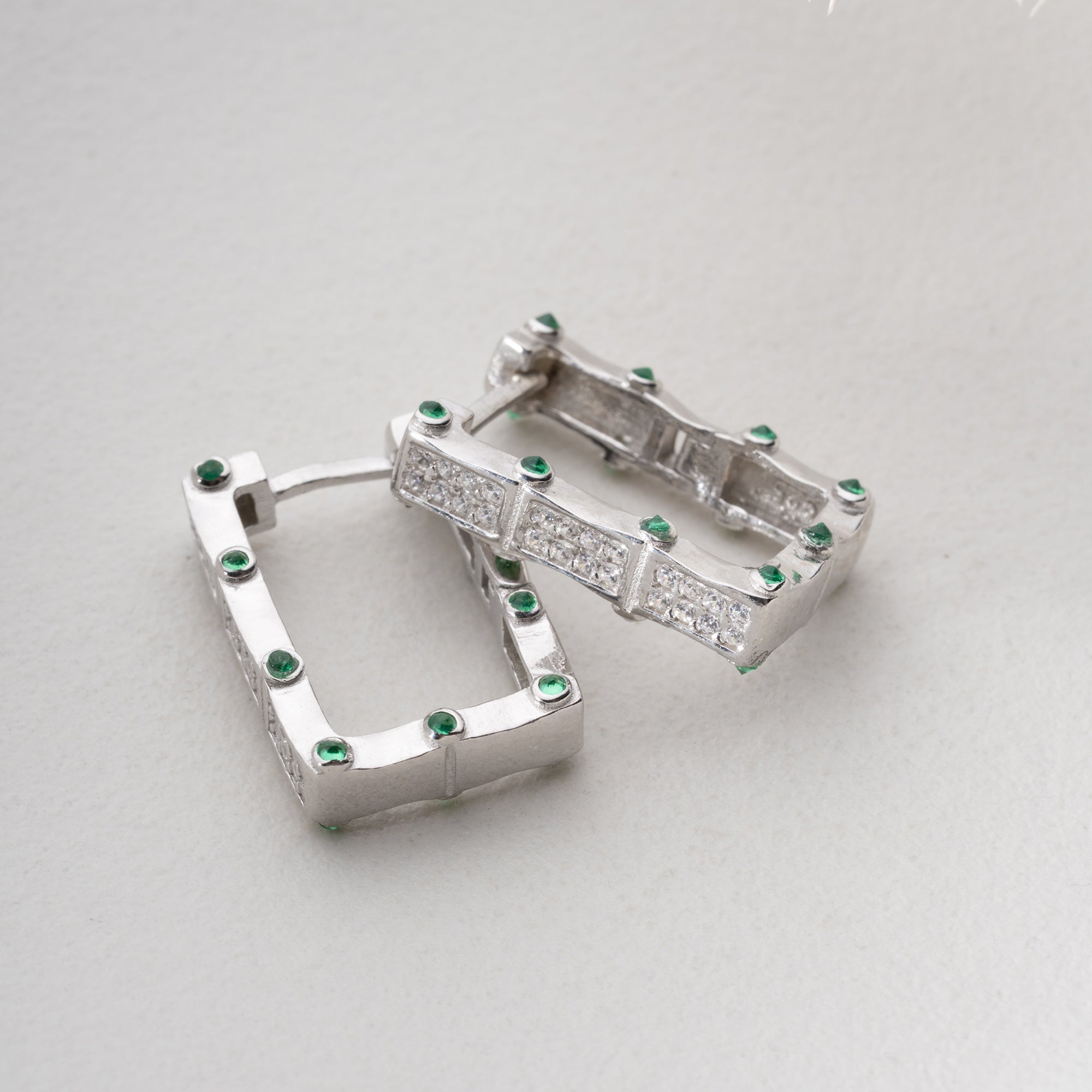 JUNA SQUARE GRÖNA ÖRHÄNGEN | 925 SILVER