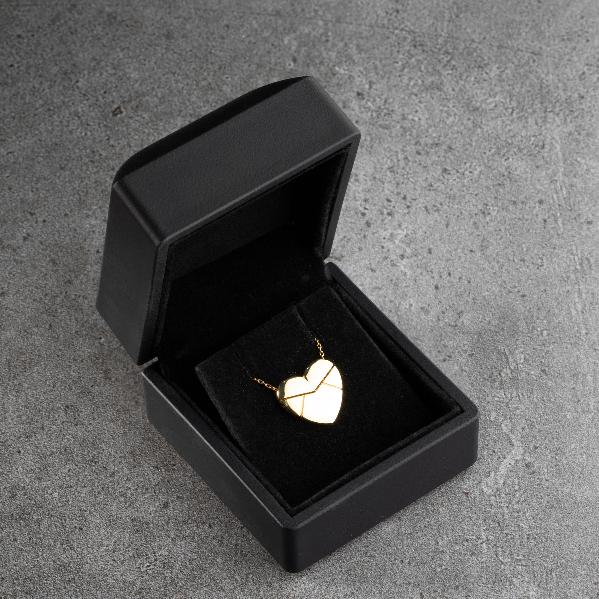 KRAGE MED HJÄRTAGRAVER | 925 SILVER